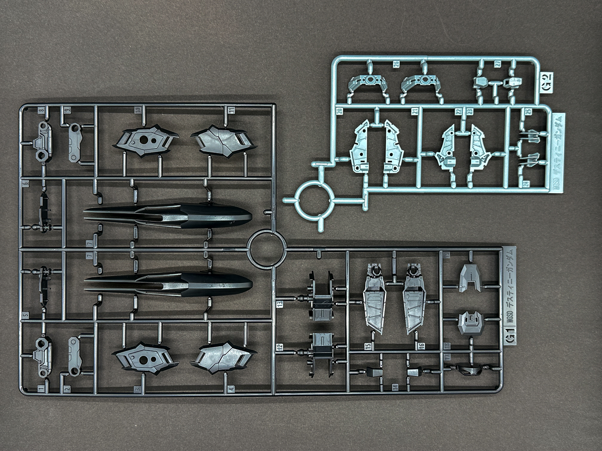 G1、G2ランナーは各部のブラックパーツやスカートなど、装甲の背面パーツを構成します。