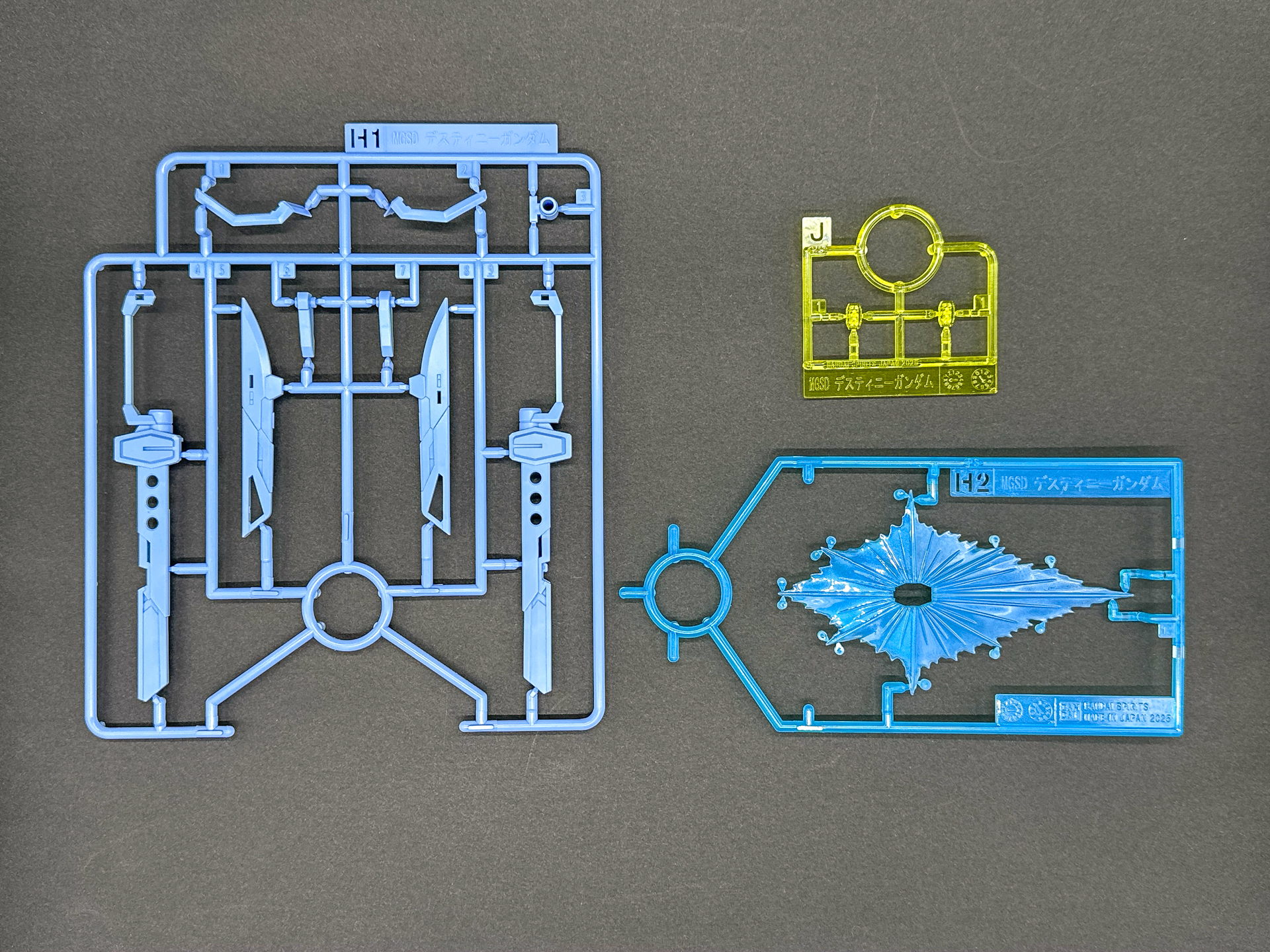 Hランナーは「アロンダイトビームソード」などで使用するスカイブルーのパーツを構成し、手甲部分のイエローはクリアパーツで再現されています。