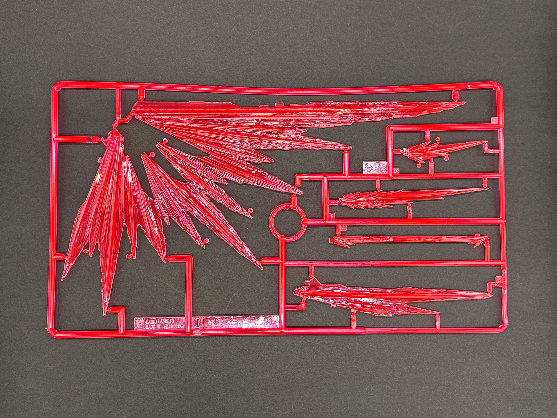 本キット最大の特徴ともいえるエフェクトパーツは蛍光クリアピンクで成形されています。