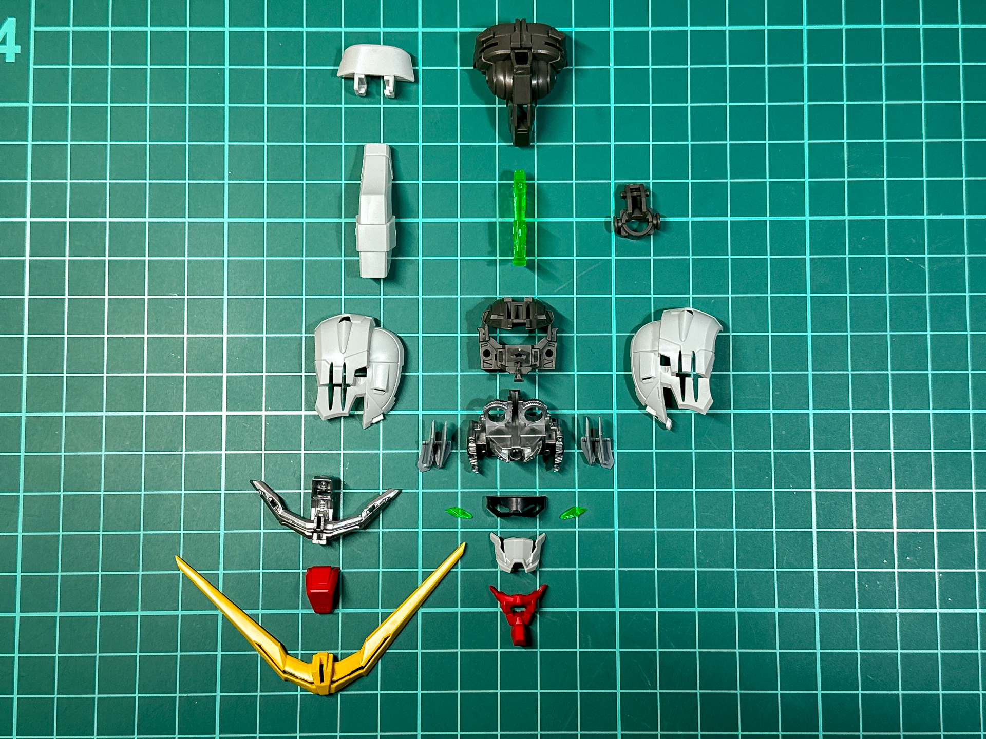 頭部の内部フレームにはセンサー内側のメカモールドが彫刻されています。