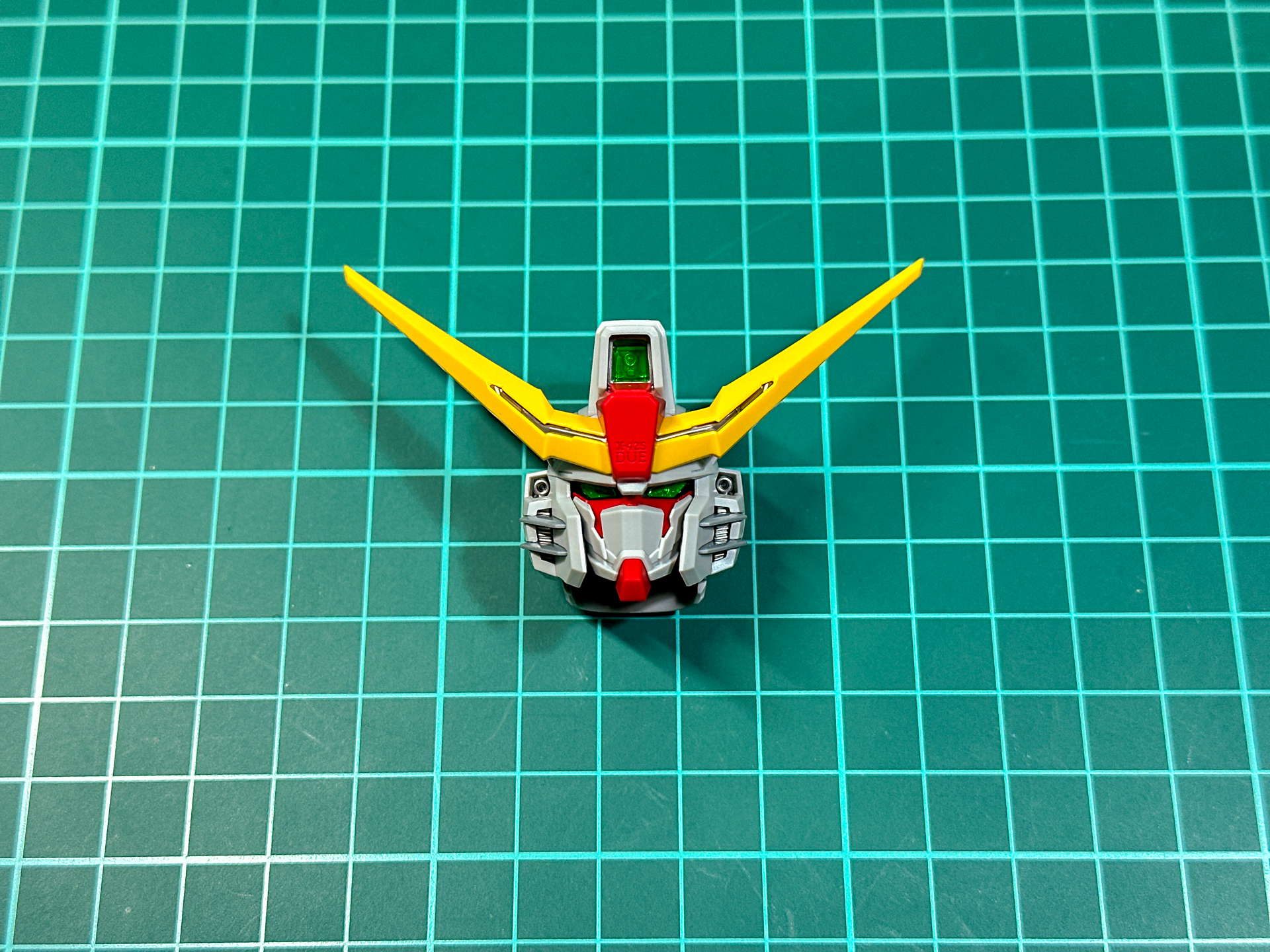 アンテナ基部のレッドパーツには機体番号のモールドが確認できます。