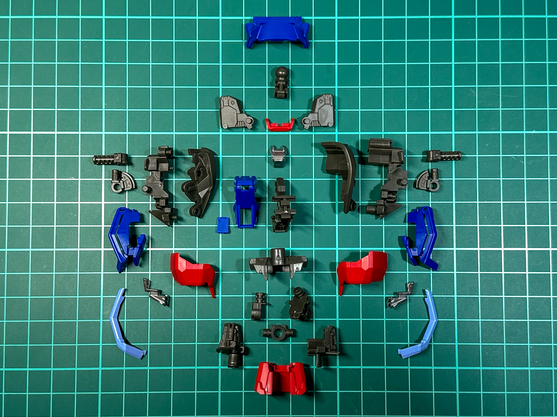肩部だけでなく、腹部や頭部接続部にも可動を有するため、細かなパーツ分割です。