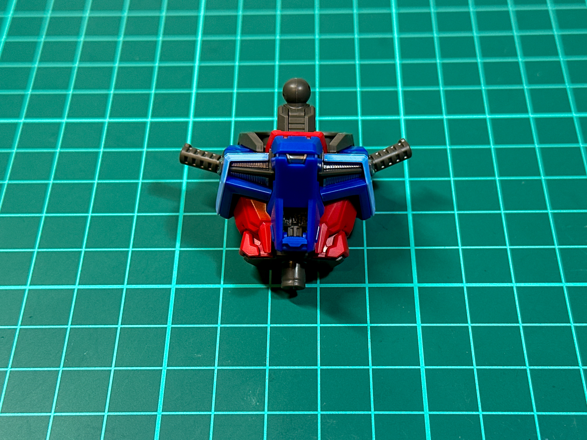 これまでのMGSDキットと同様にコックピットハッチを展開し、内部を確認できます。