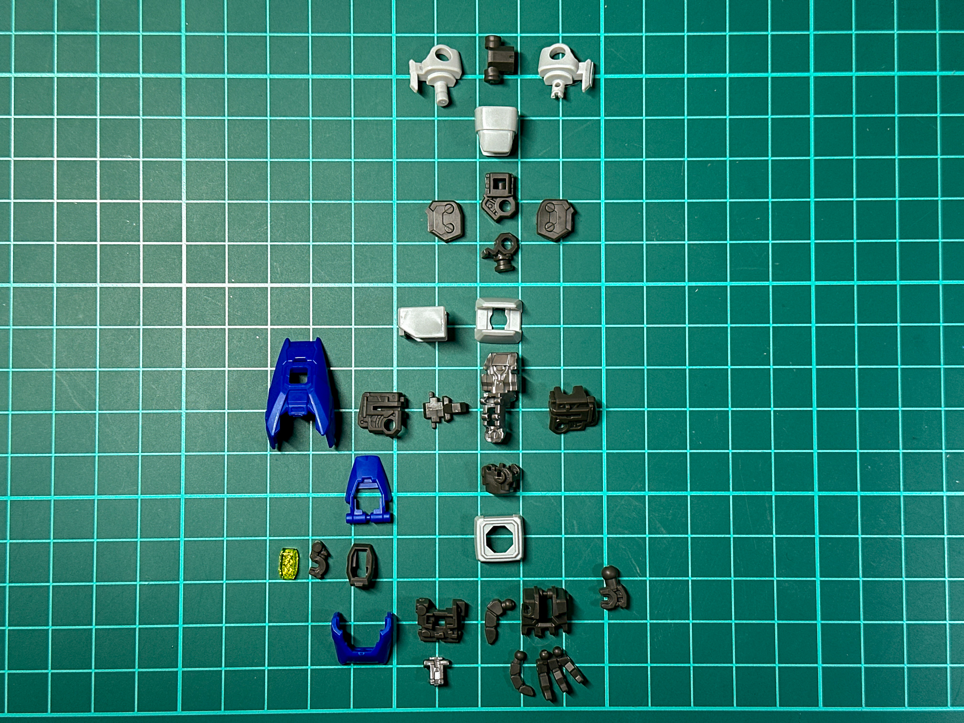 本キットの前腕部にはスイング軸が追加されています。