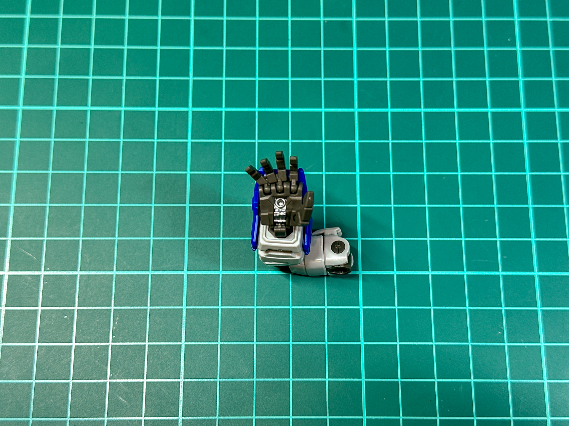 ハンドパーツは武器保持用ジョイントパーツを可動させることで「パルマフィオキーナ」の銃口を展開できます。