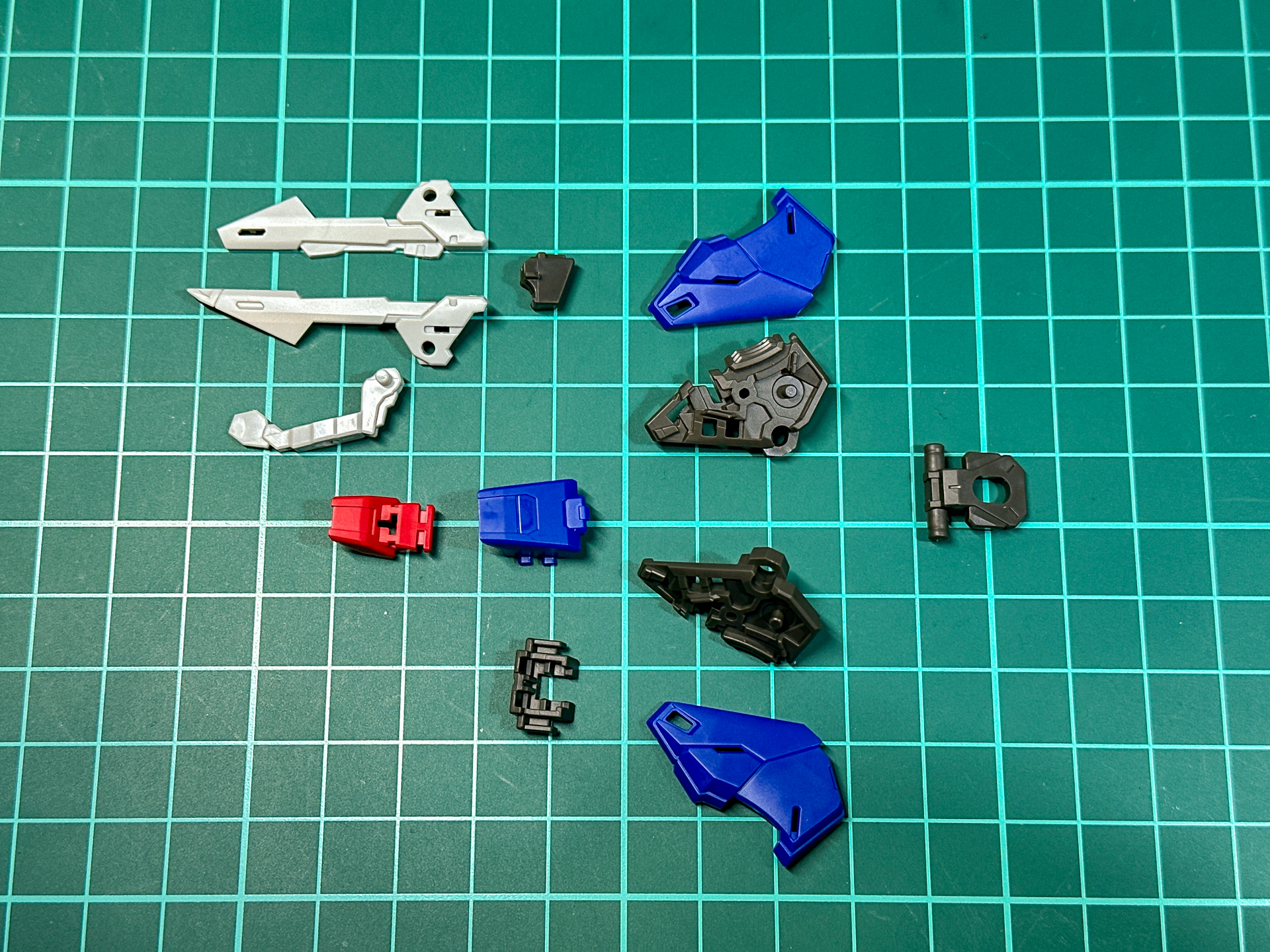 本機の肩部装甲にも内部フレームが存在します。