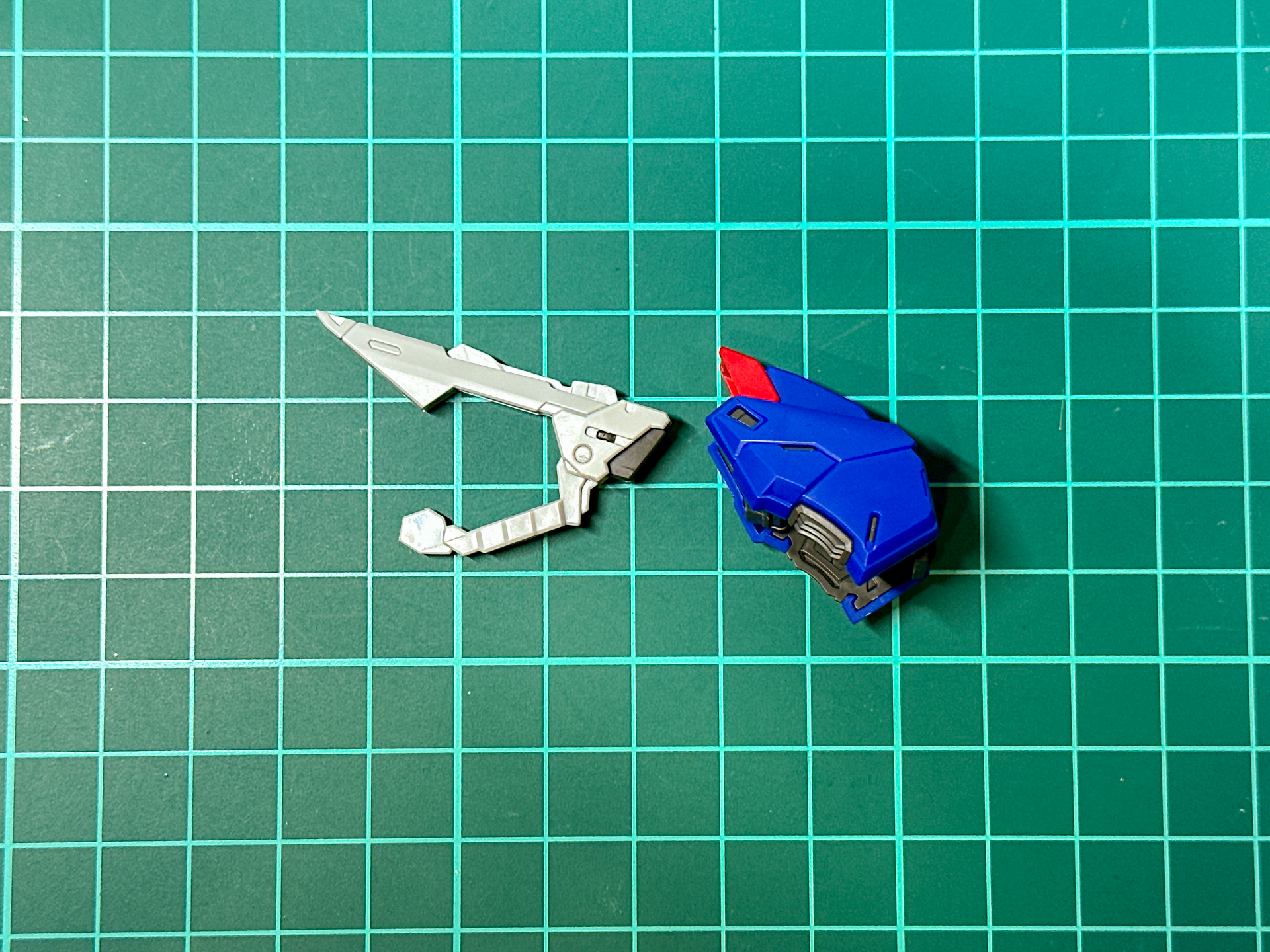 「ビームブーメラン」は取り外し、手持ち武装として使用できます。