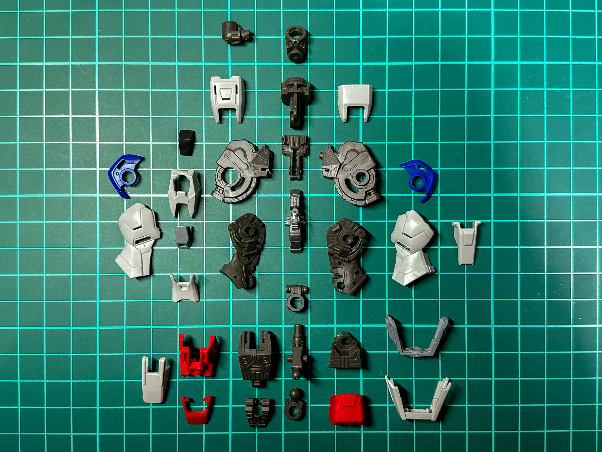 脚部のパーツ構成は腰部パーツとの接続部以外は左右共通パーツです。