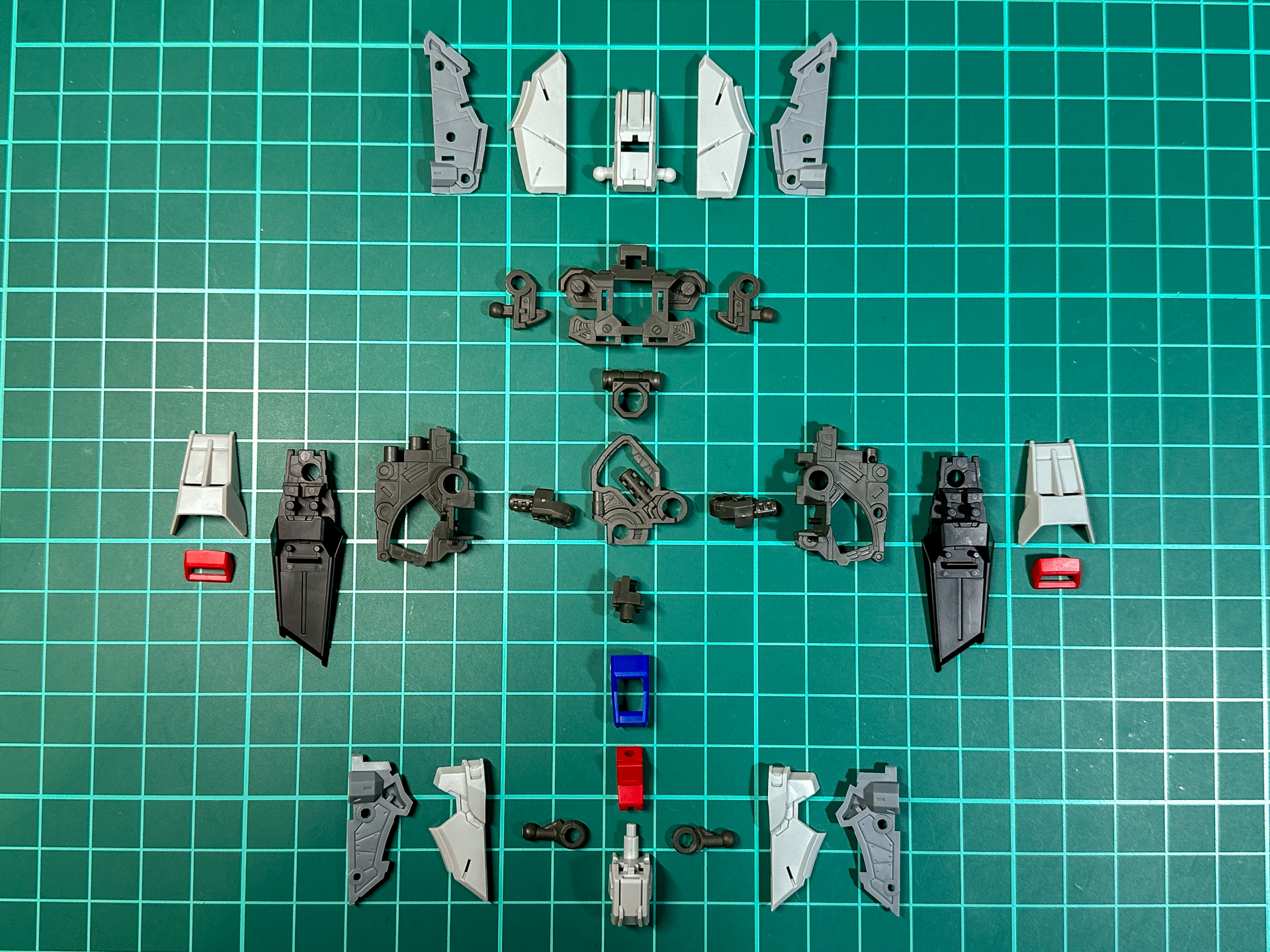 腰部パーツの脚部ジョイントにはスイング機構が搭載されています。