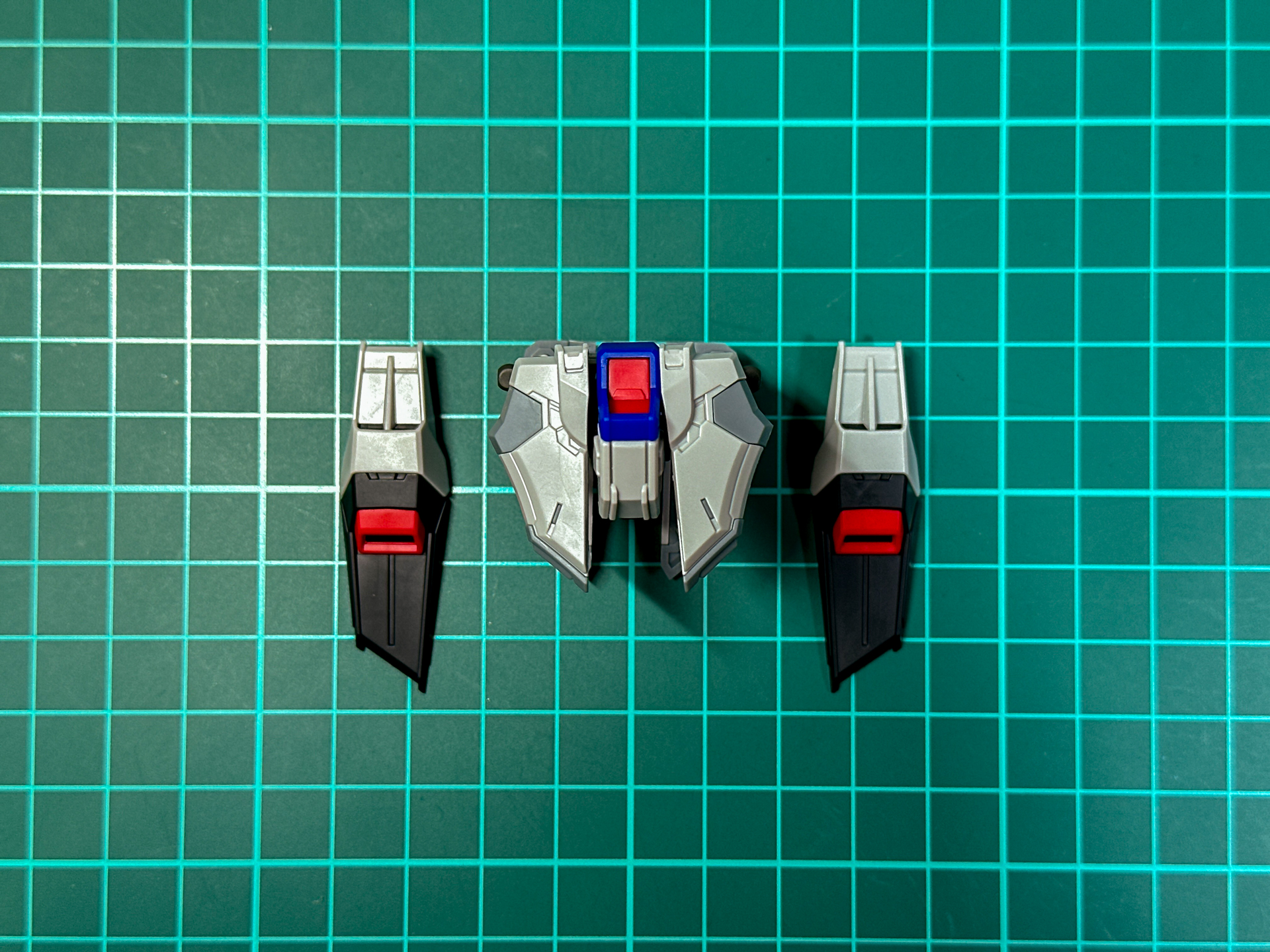 スカートの接続部は全てボールジョイントで接続され、サイドスカートは脚部接続後取り付けます。