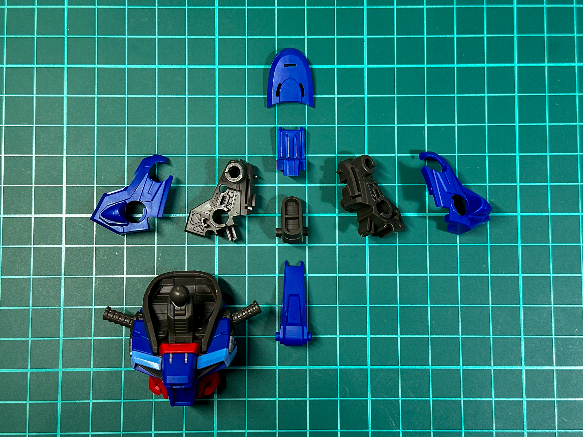 バックパックは内部フレームを胴体に取り付けた後、外装パーツを取り付けます。