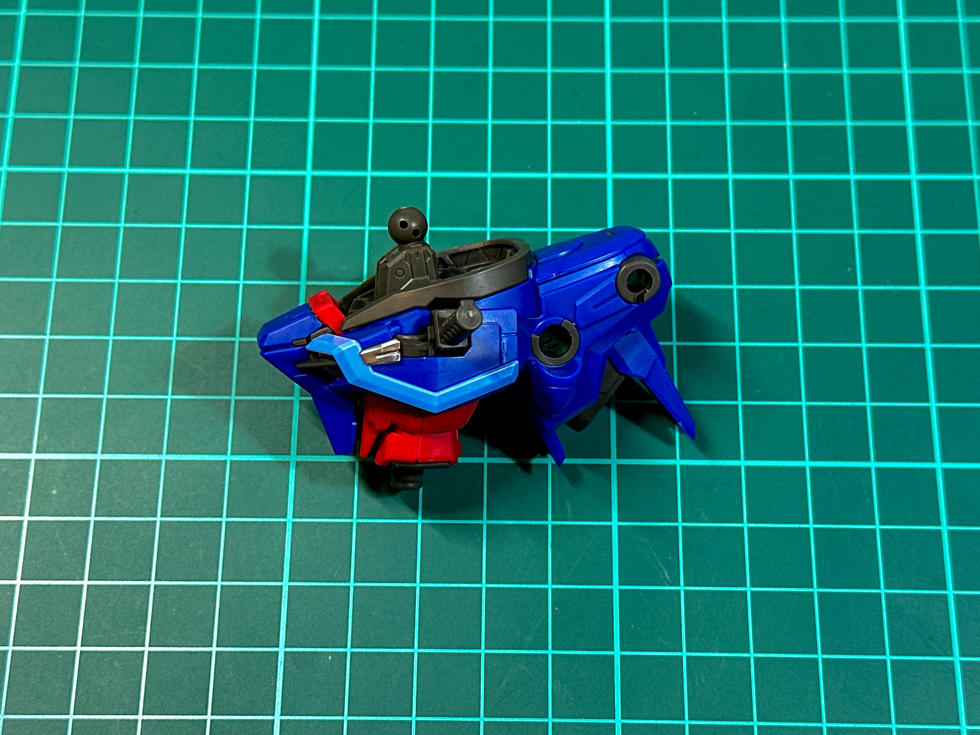 バックパックの前方がウイング接続孔、後方がウェポンラック接続孔です。