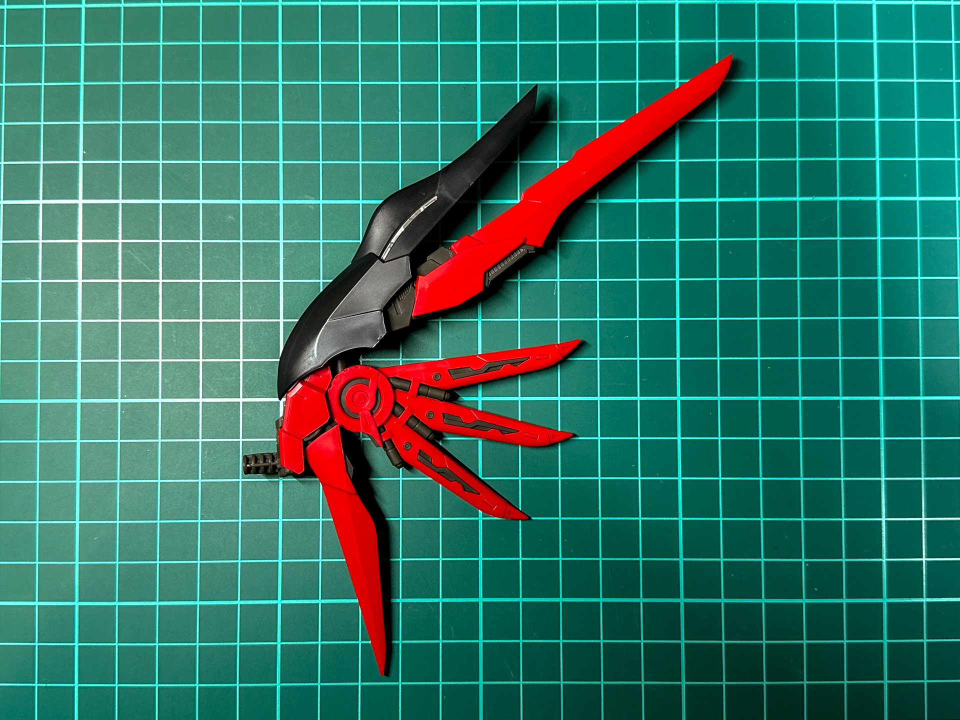 展開したウイングパーツは機体素体ほどのサイズ感があります。