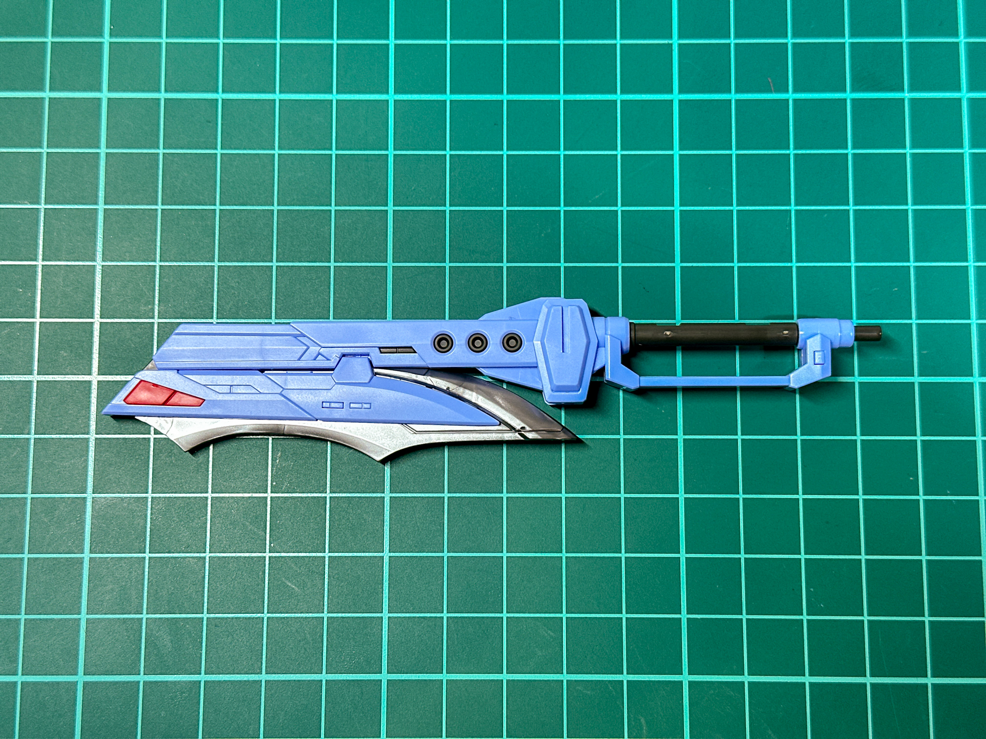 収納時は設定どおり刀身と鍔が折りたためます。