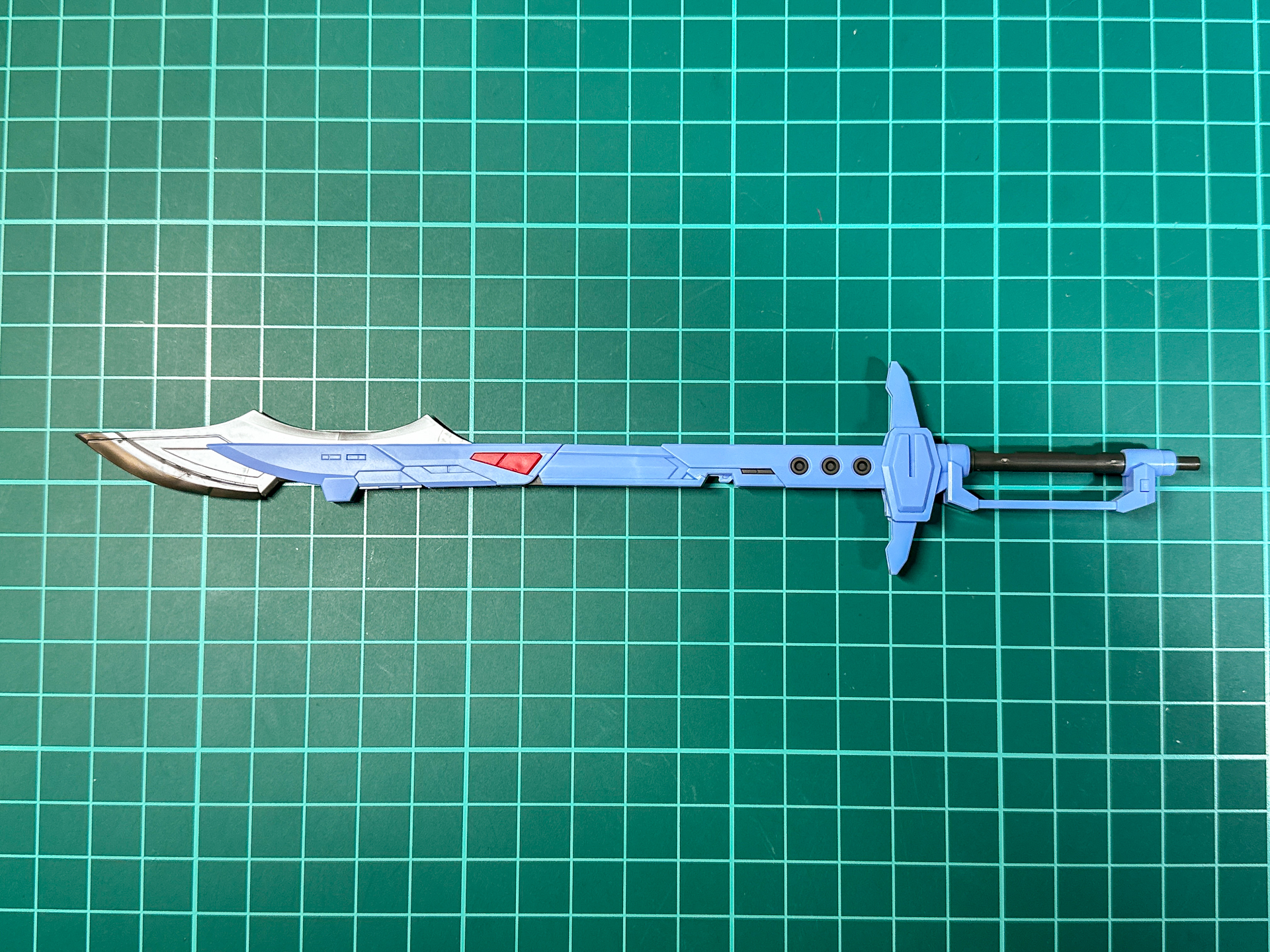 展開時の「アロンダイトビームソード」はMGSDオリジナルギミックとして刃先が延長できます。