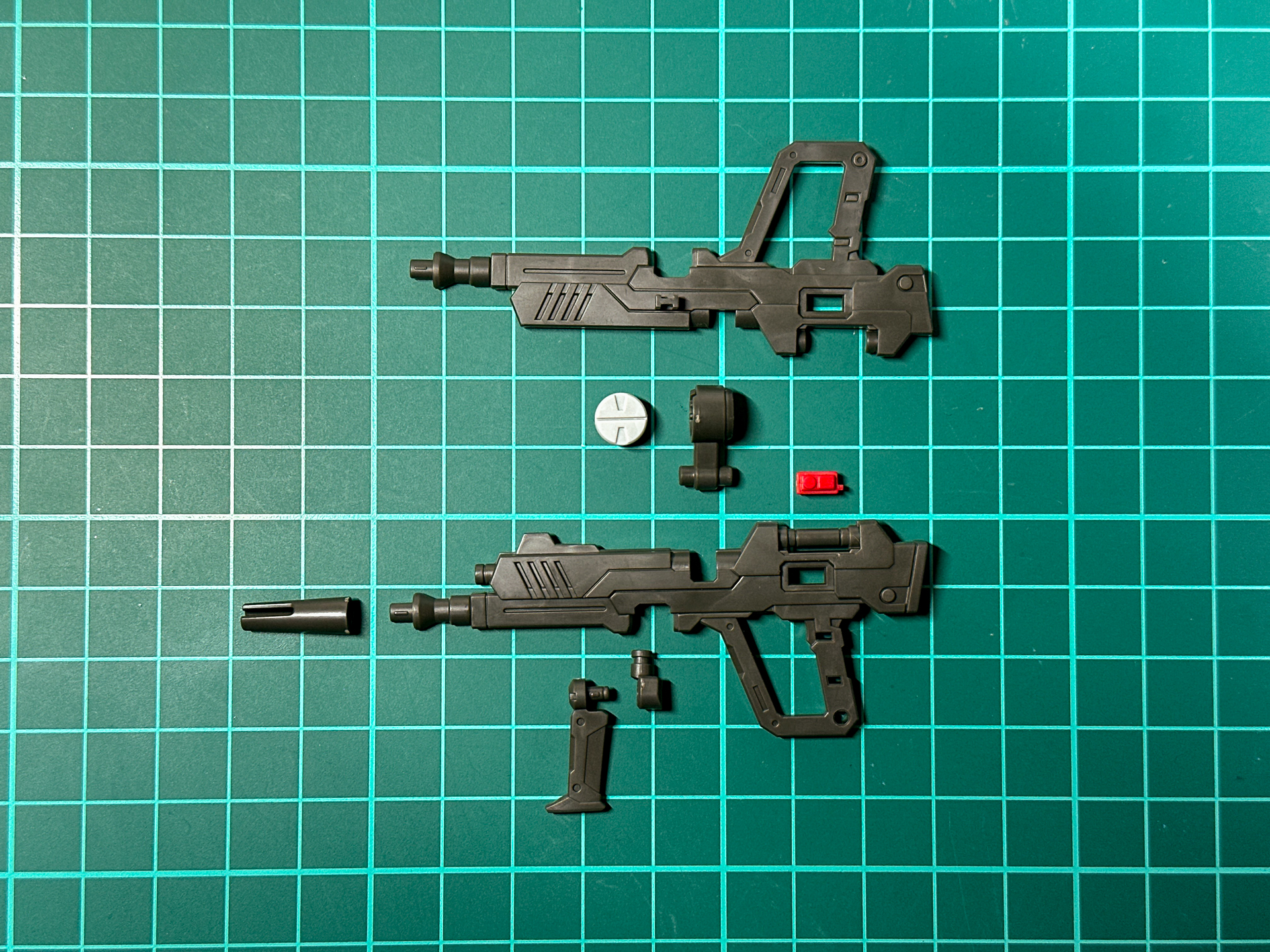 ビームライフルの色分けは細かい部分までパーツ分割で再現されています。