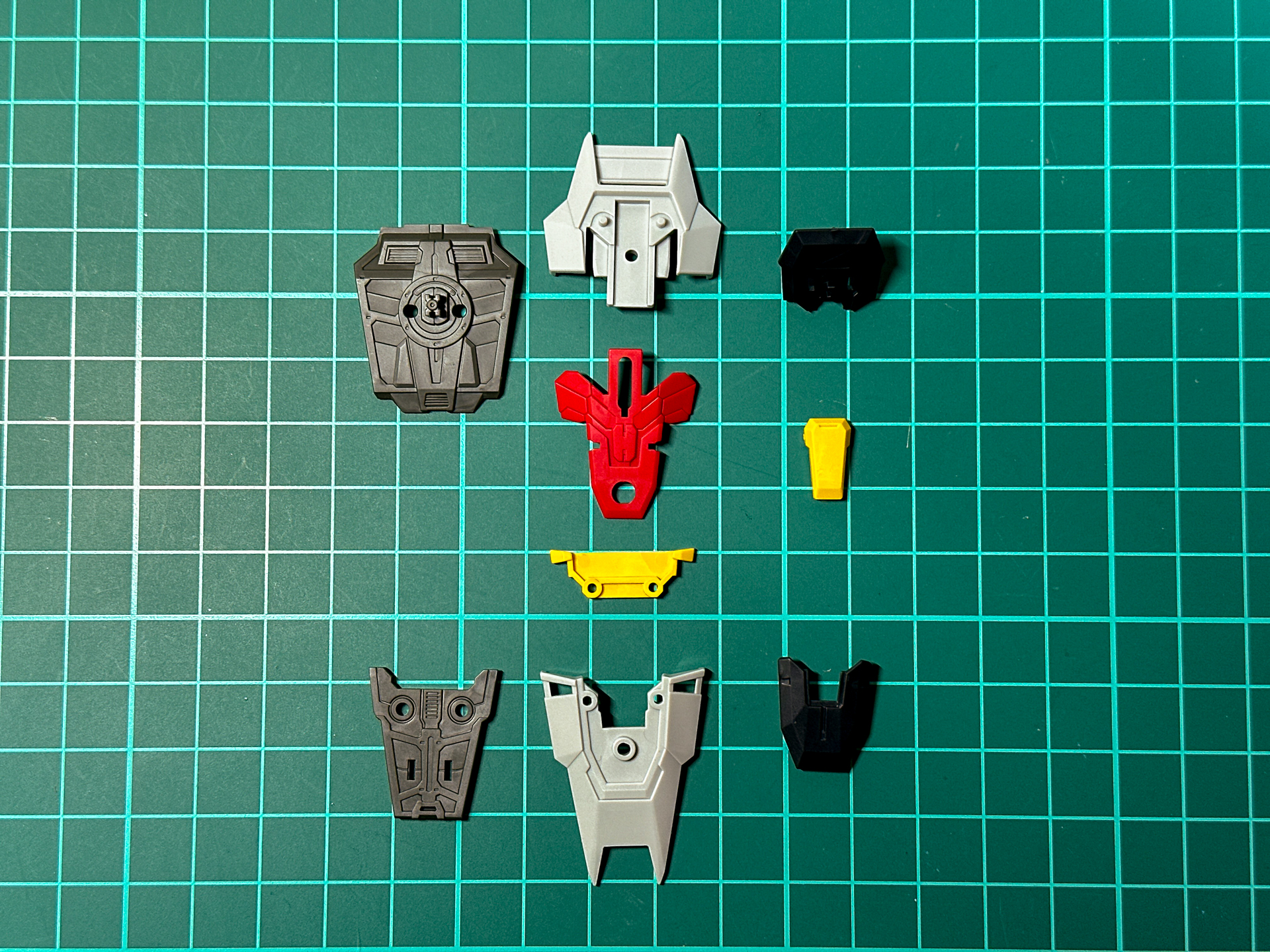 シールド側面の小さいイエロー部分もパーツ分割で再現されています。