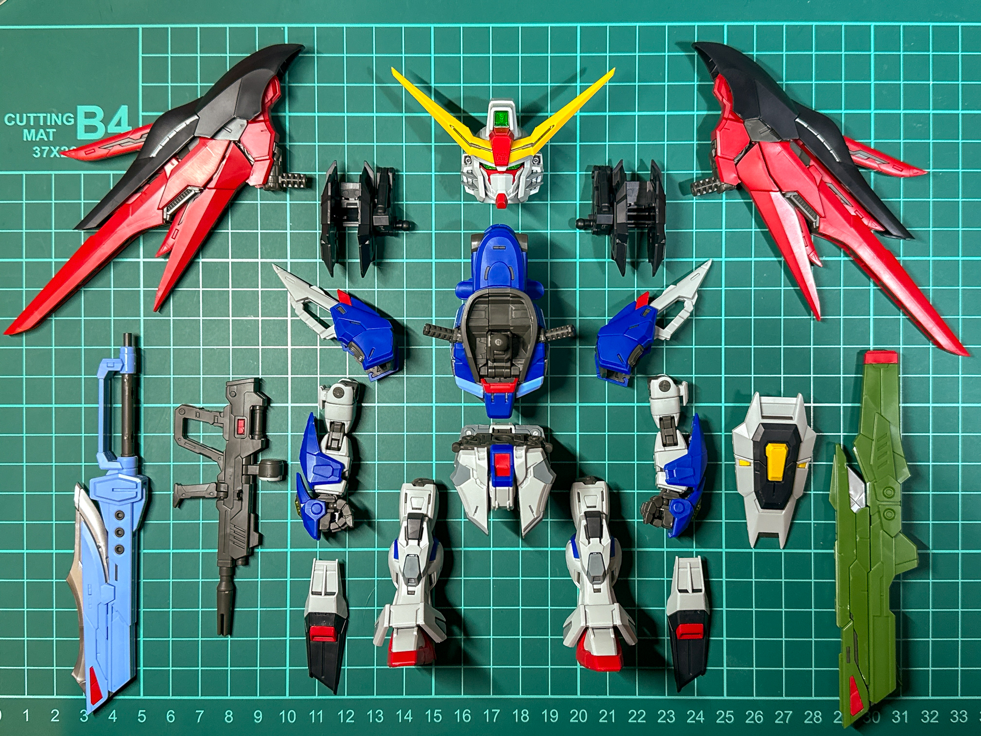 各部の接続は頭部、ウェポンラック、サイドスカートはボールジョイント、その他は軸接続による取り付けです。