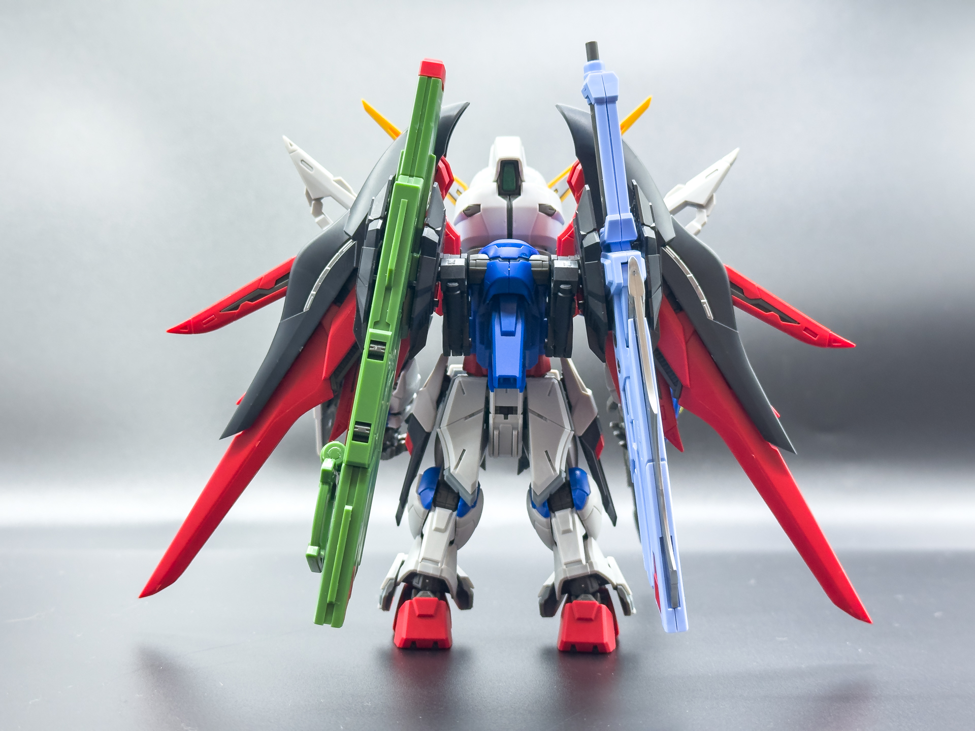 本機における最も大型の装備となるウイングパーツは存在感があります。