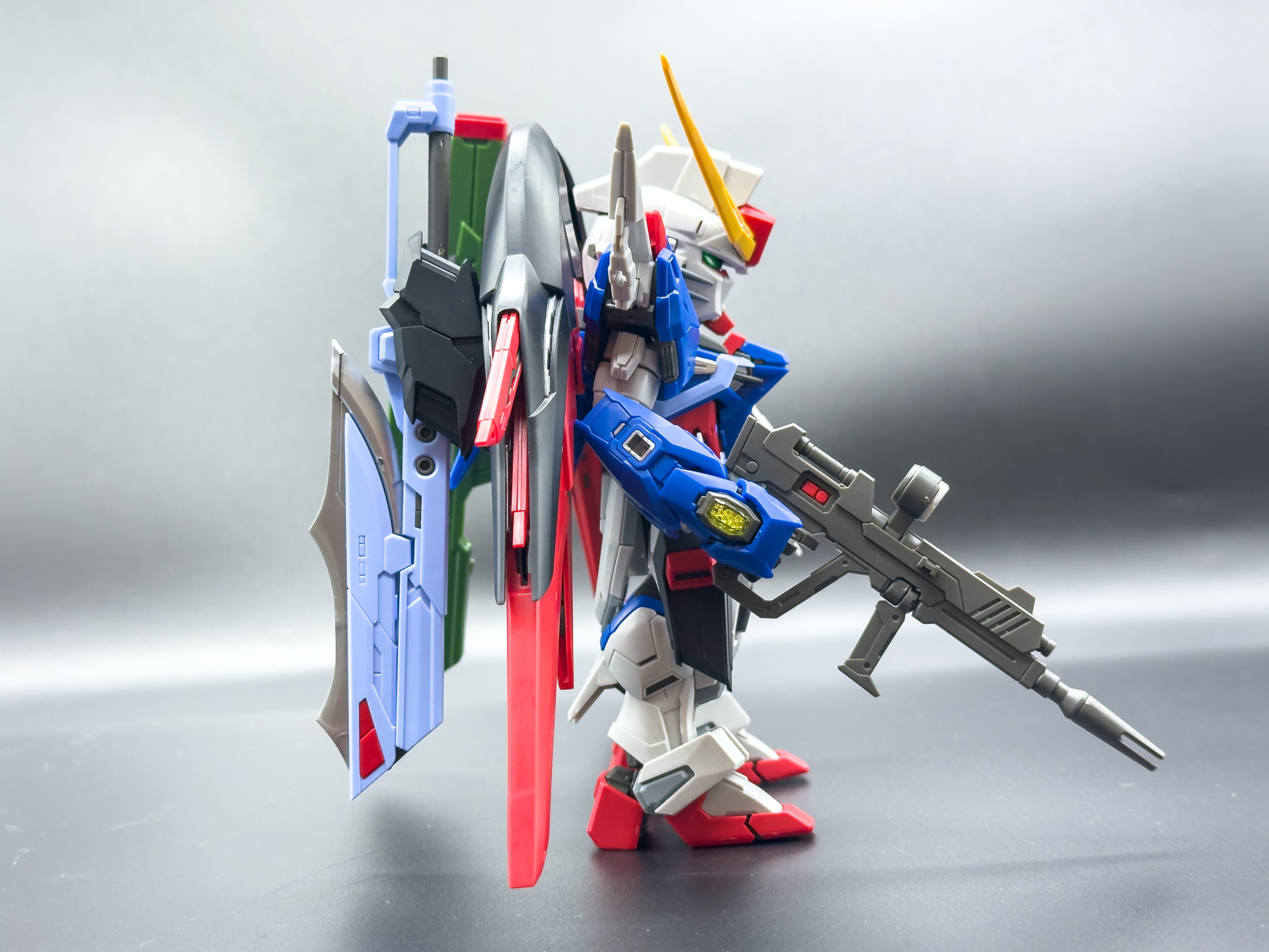 ビームライフルの保持には接続ジョイントを使用し、しっかりと保持できます。