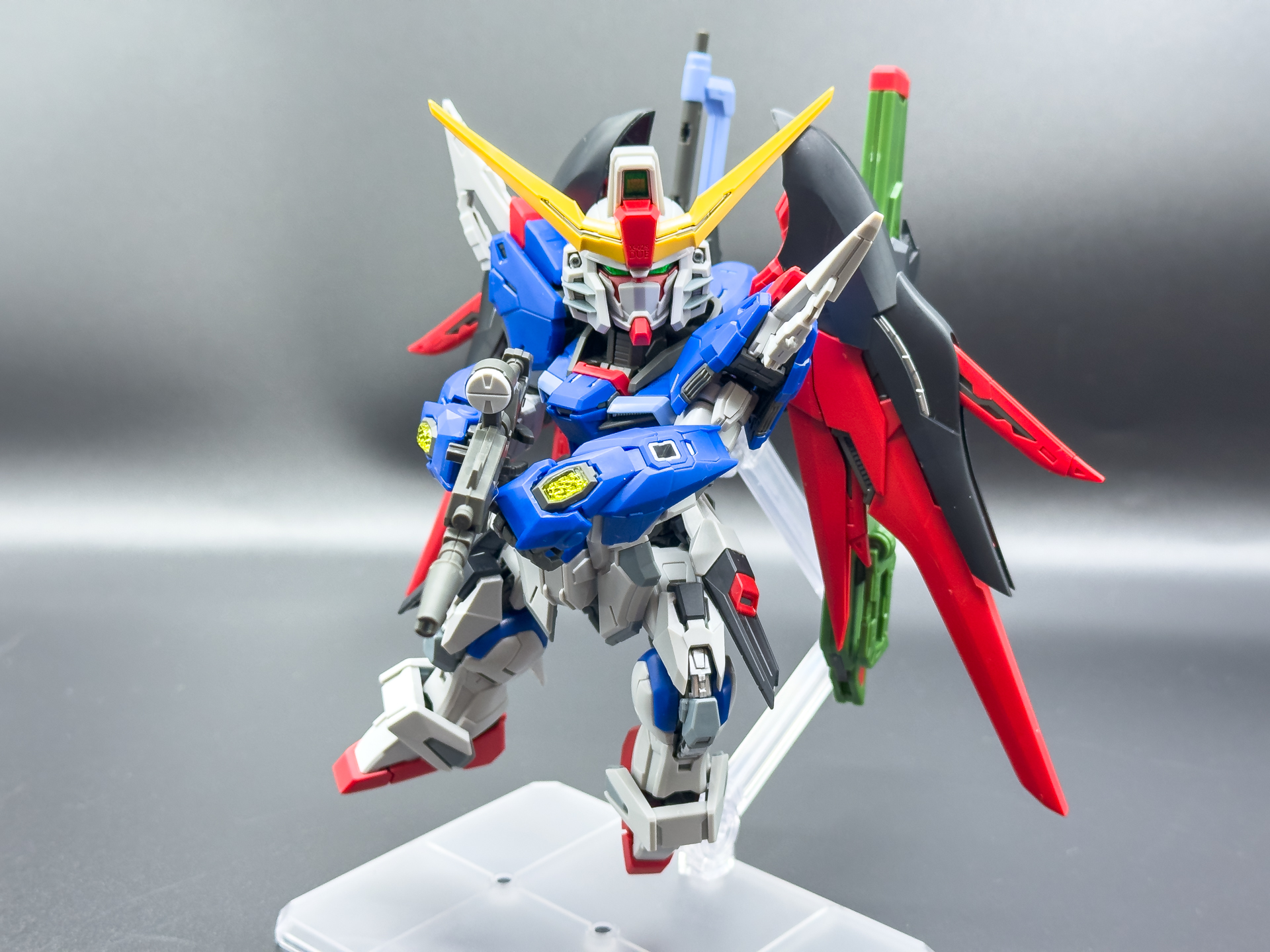 フォアグリップは自由に可動し、両手持ちのポージングもできます。