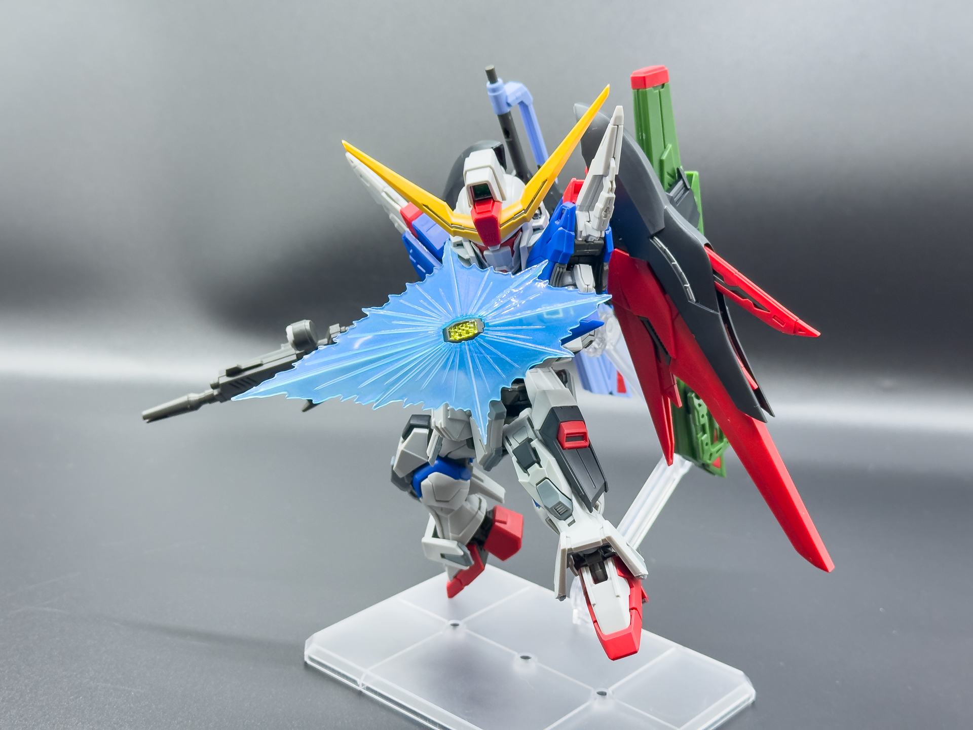 ビームシールドは手甲部にエフェクトパーツを取り付けます。