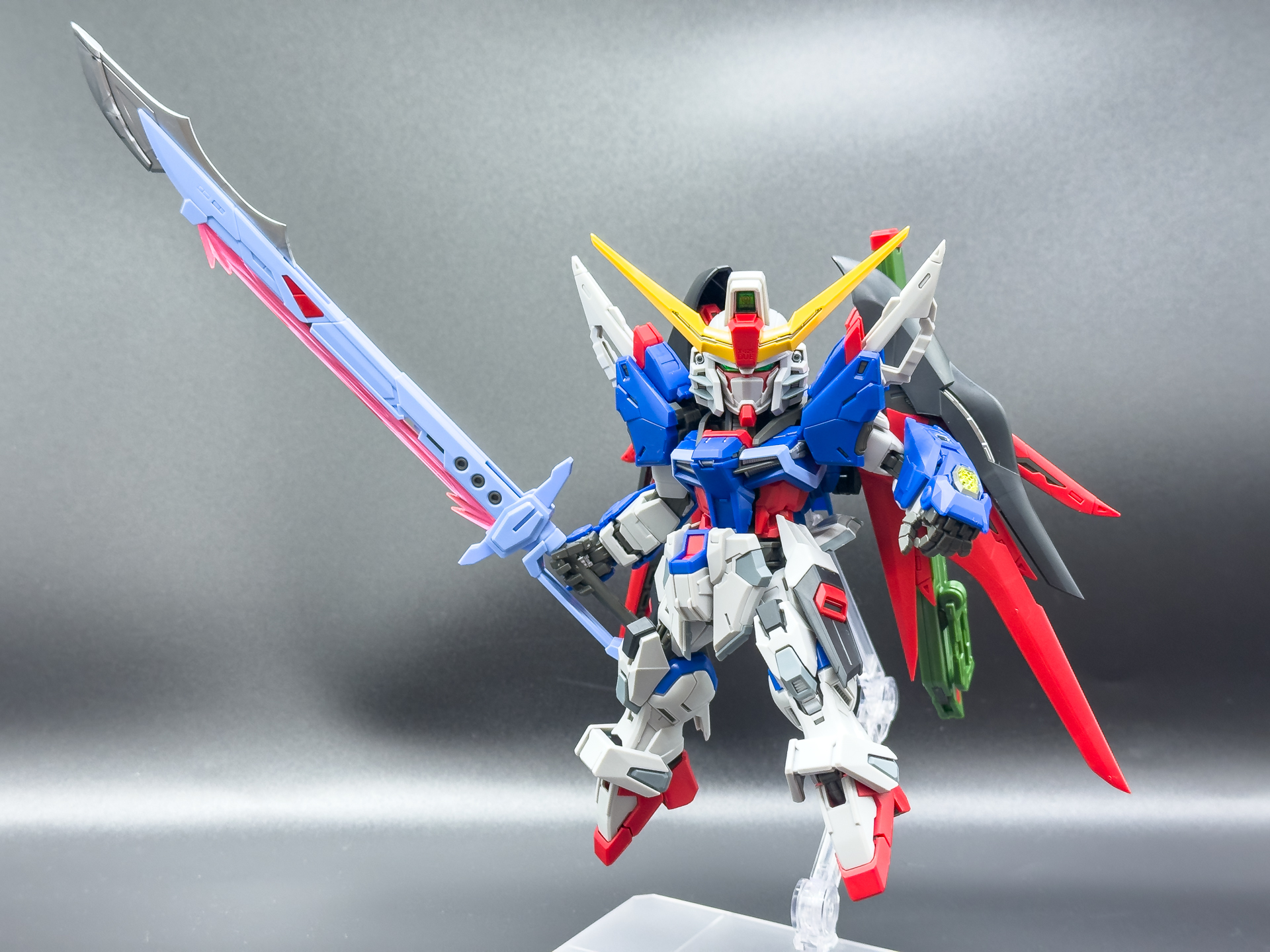 「アロンダイトビームソード」は展開することで本体の全高を超えるサイズの武装になります。