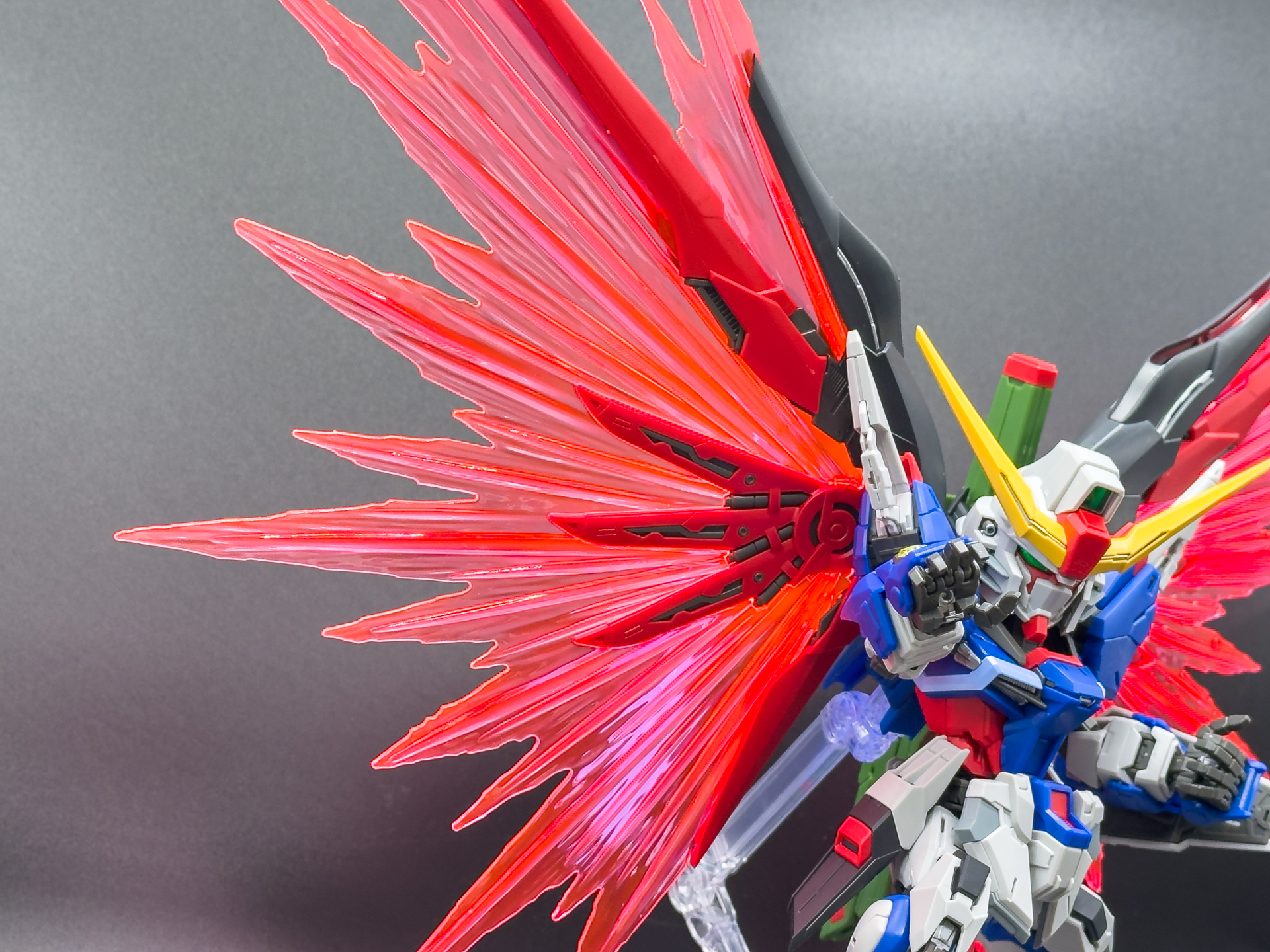 エフェクトパーツは蛍光カラーで成形されたためUVライトで発光します。