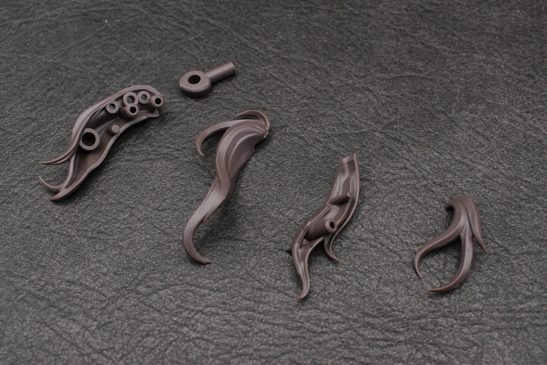 ポニーテールのおさげの部分は5パーツの設計。ジョイントで上下に可動する