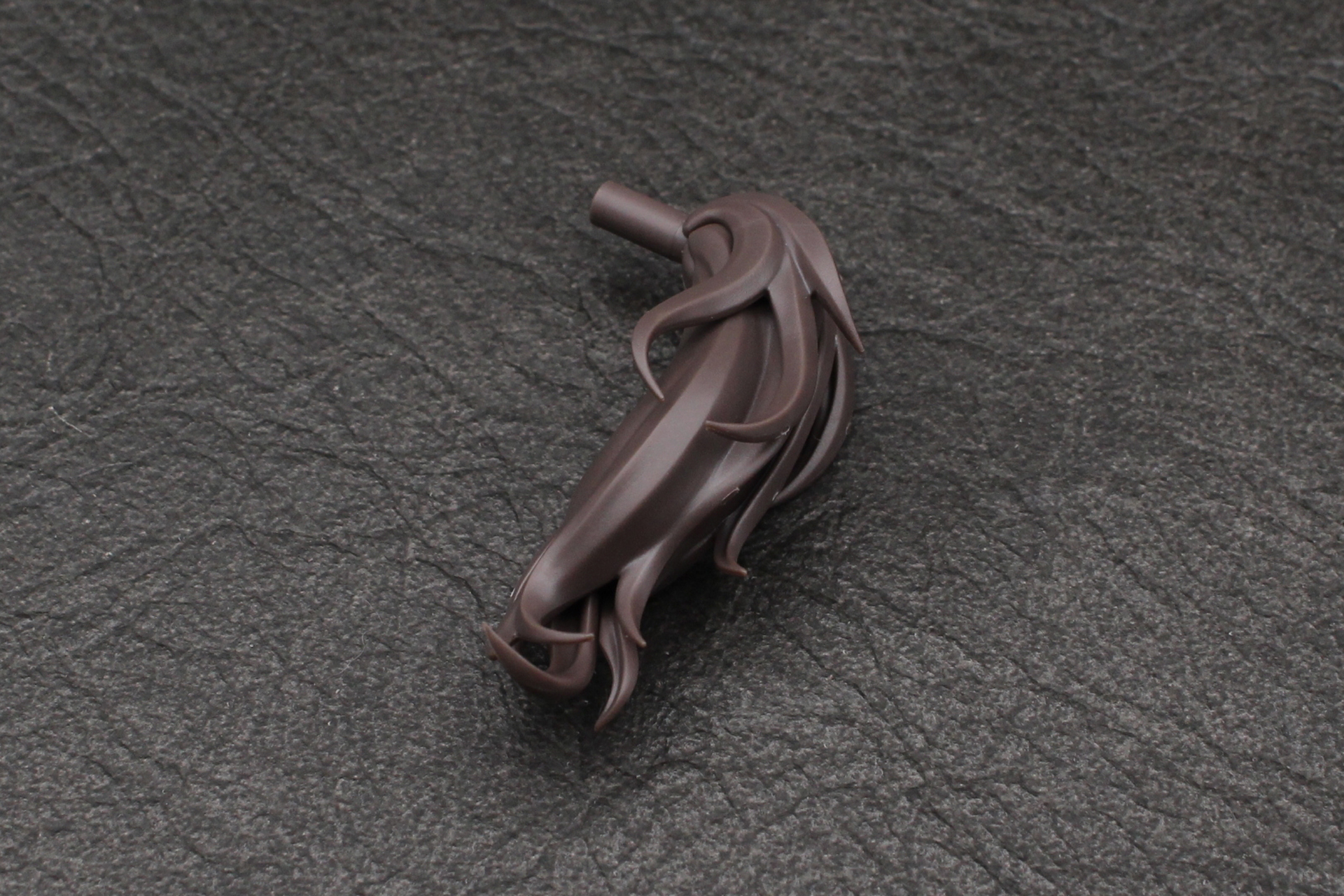 ポニーテールのおさげの部分は5パーツの設計。ジョイントで上下に可動する