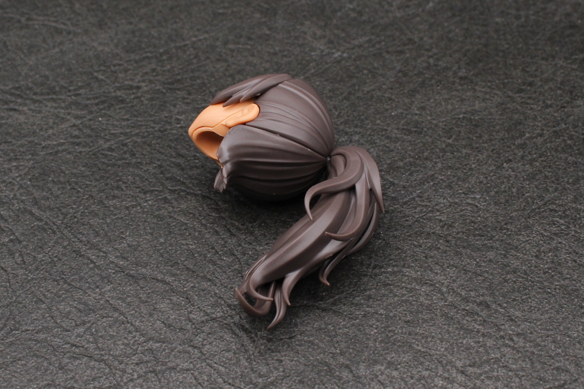 ポニーテールのおさげの部分は5パーツの設計。ジョイントで上下に可動する