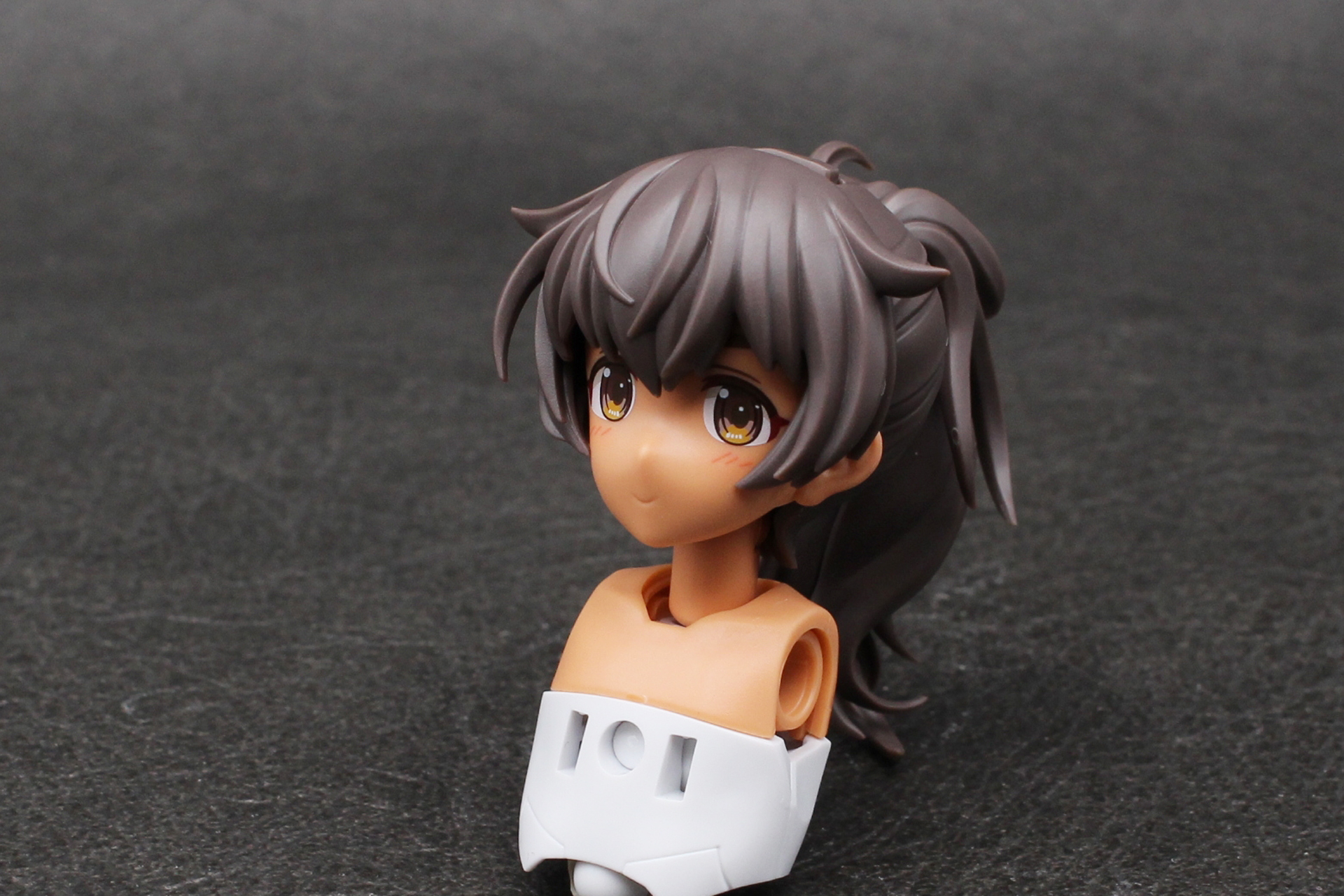 前髪と頭頂部のパーツを取り付けて頭部が完成