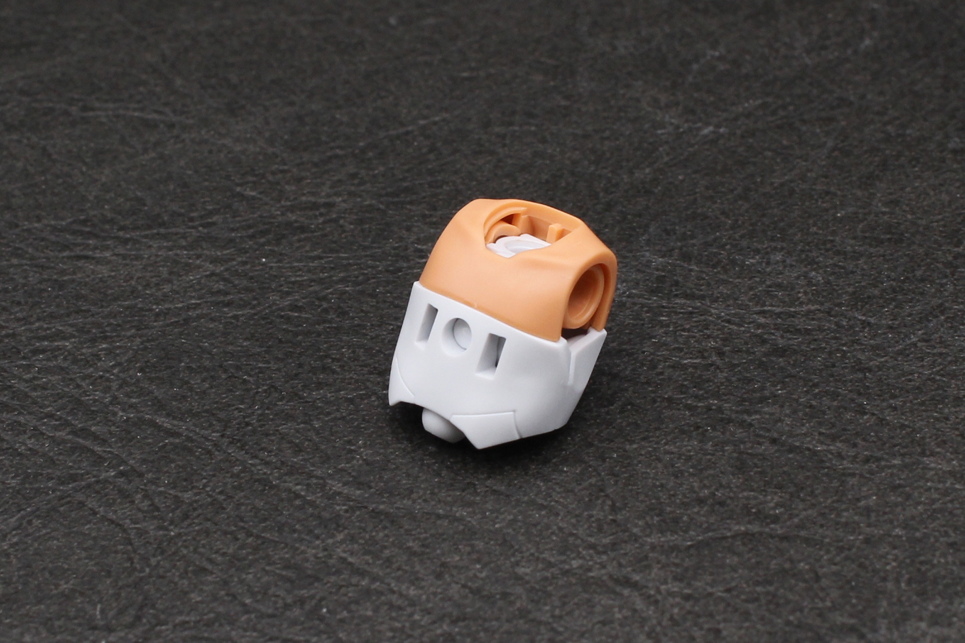 関節パーツに外装を取り付ける