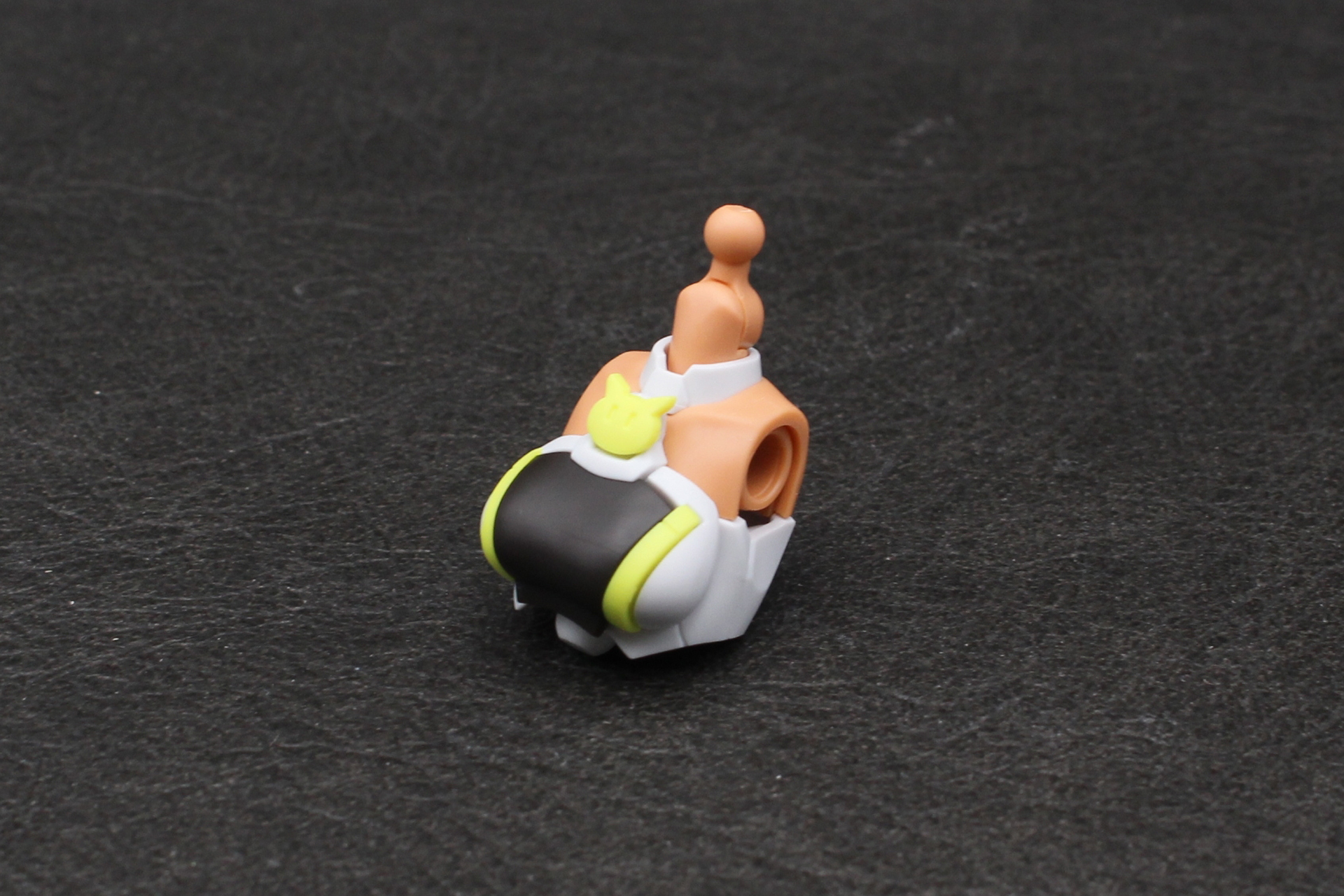 バストパーツと首パーツを取り付ける