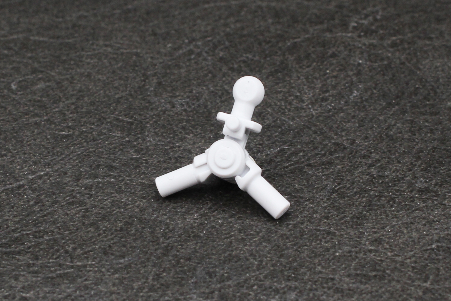 股関節を組み立てる。上部ボールジョイントが平らになっているほうが前だ