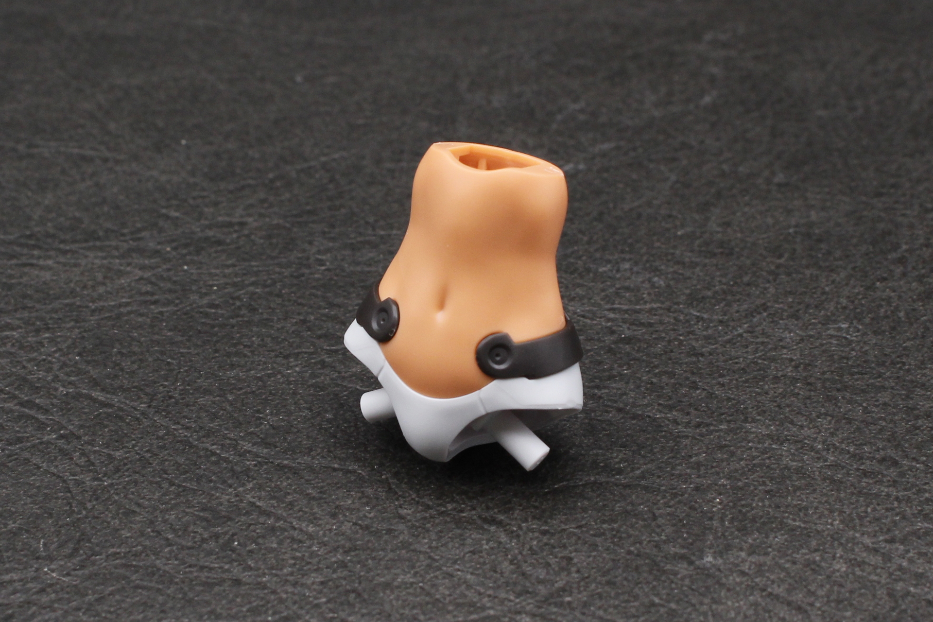 パンツのパーツを差し込んで左右の飾りを取り付ける