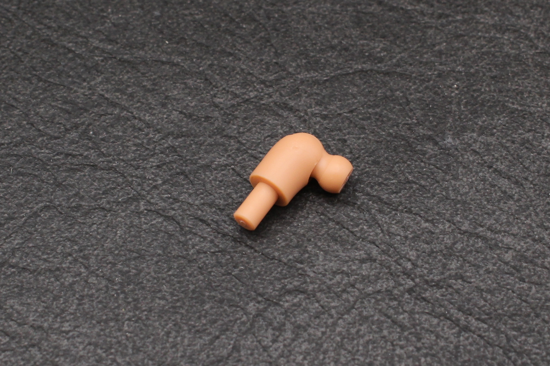 右腕の組み立て。肩関節を組み立てる