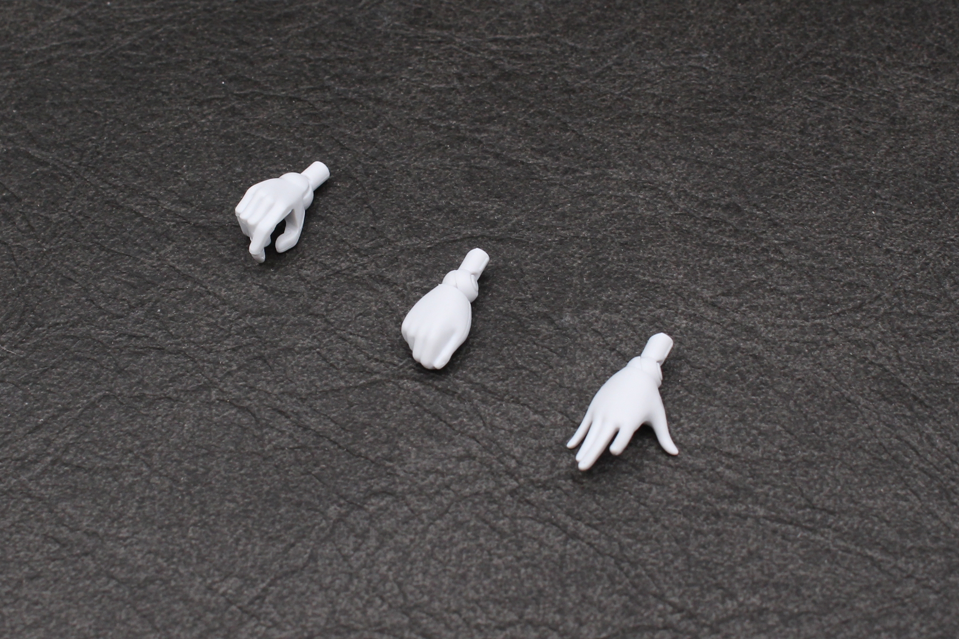 手首パーツを組み立てる。3種類ある