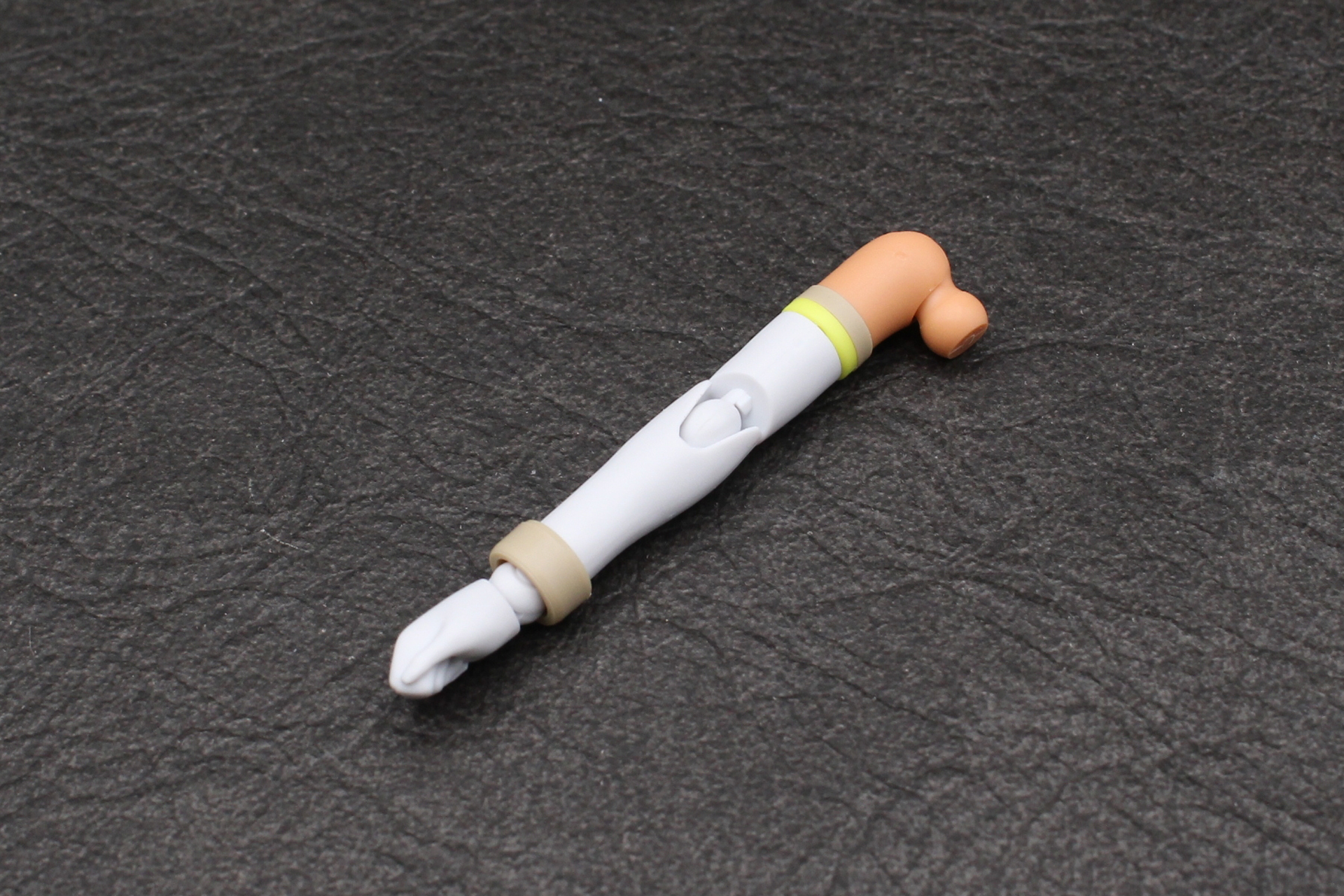 手首を取り付けて右腕が完成