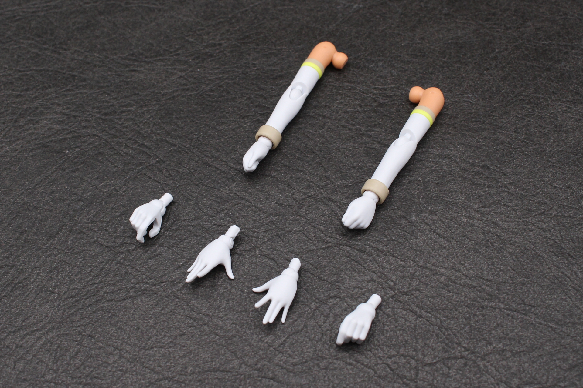 左腕も同様に組み立てる