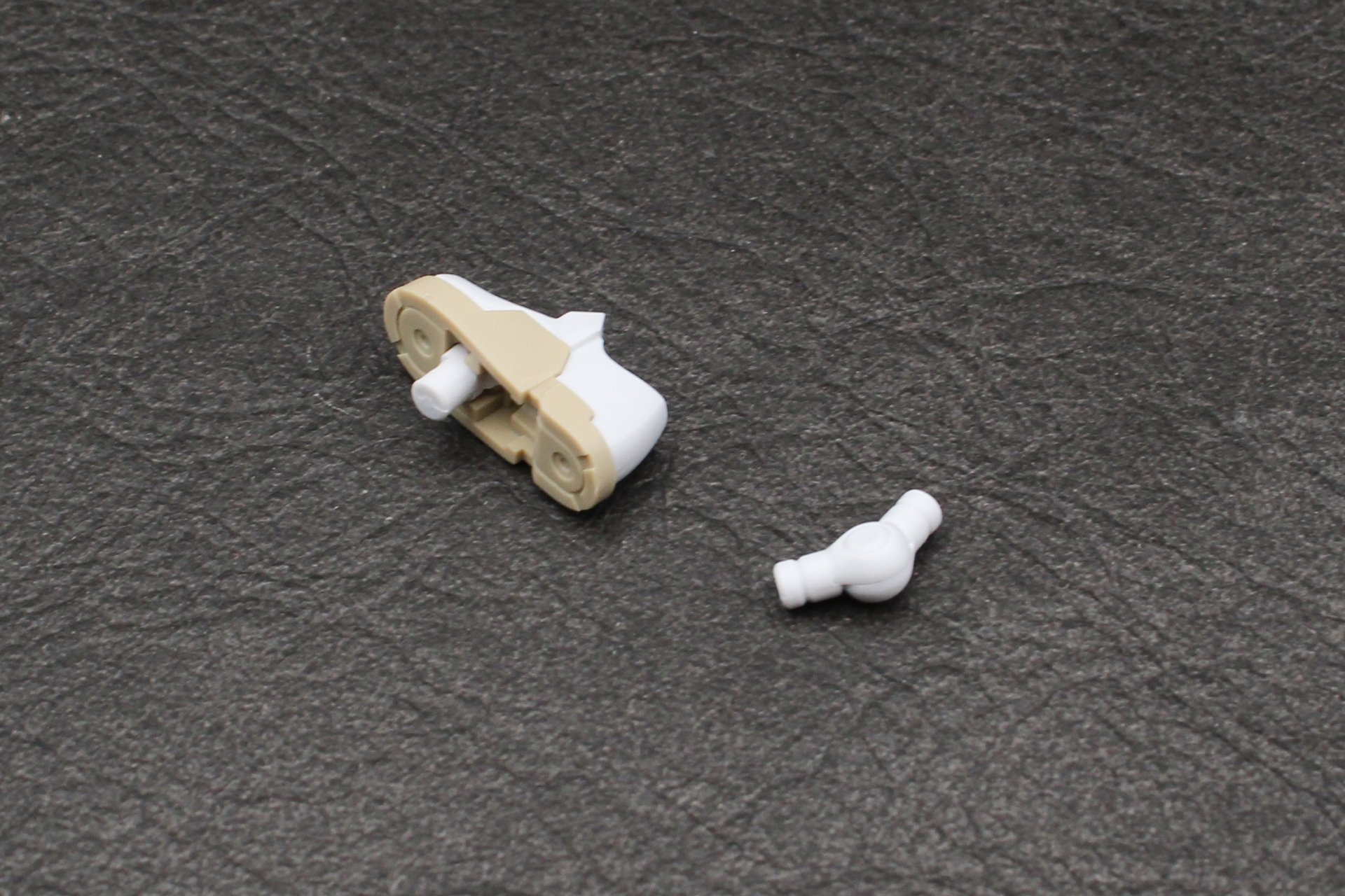 右脚の組み立て。足首を組み立てる。足裏にはジョイントがある