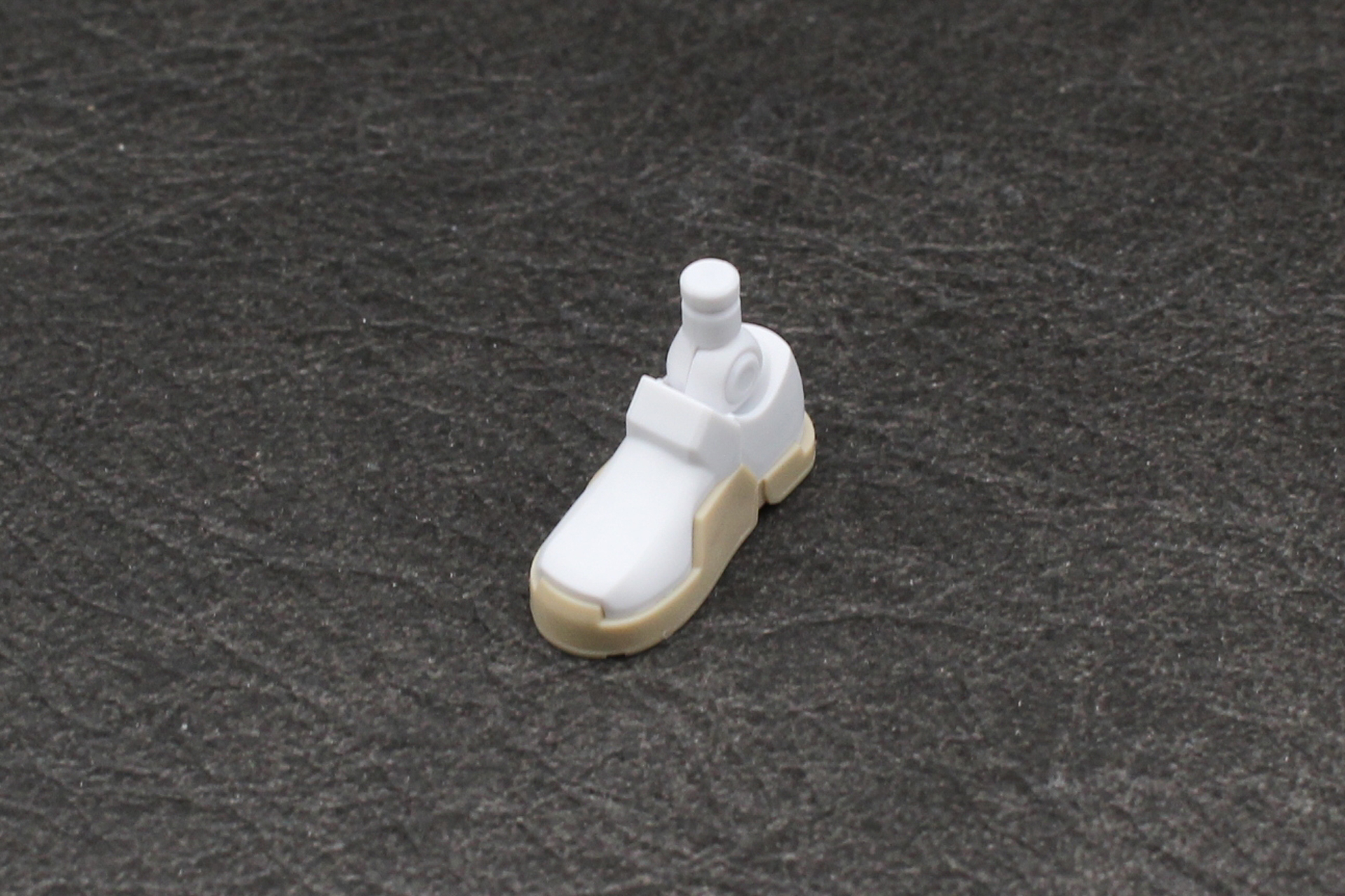 右脚の組み立て。足首を組み立てる。足裏にはジョイントがある