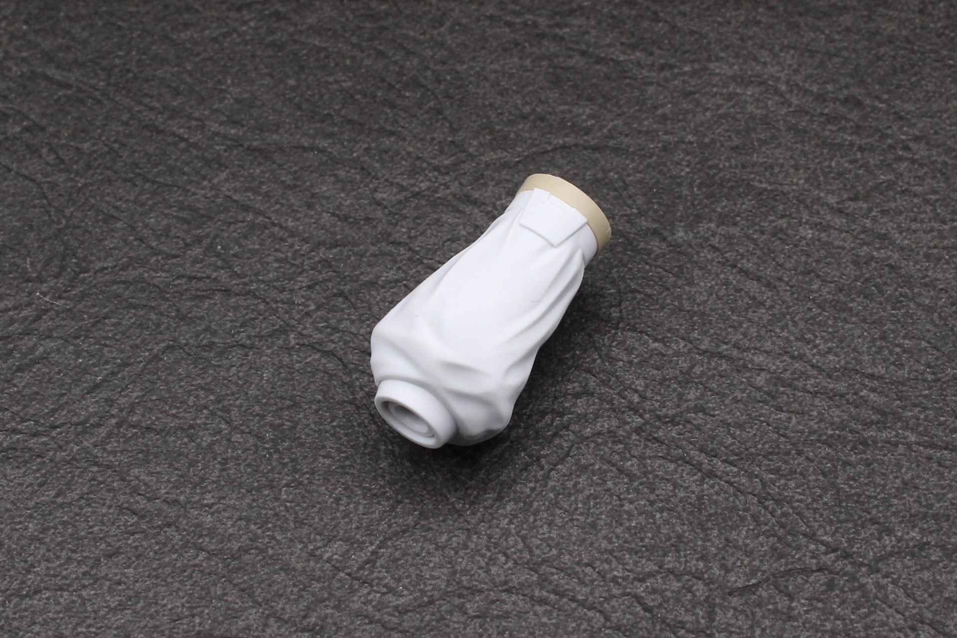 脛を組み立てる。リングは上部に取り付ける