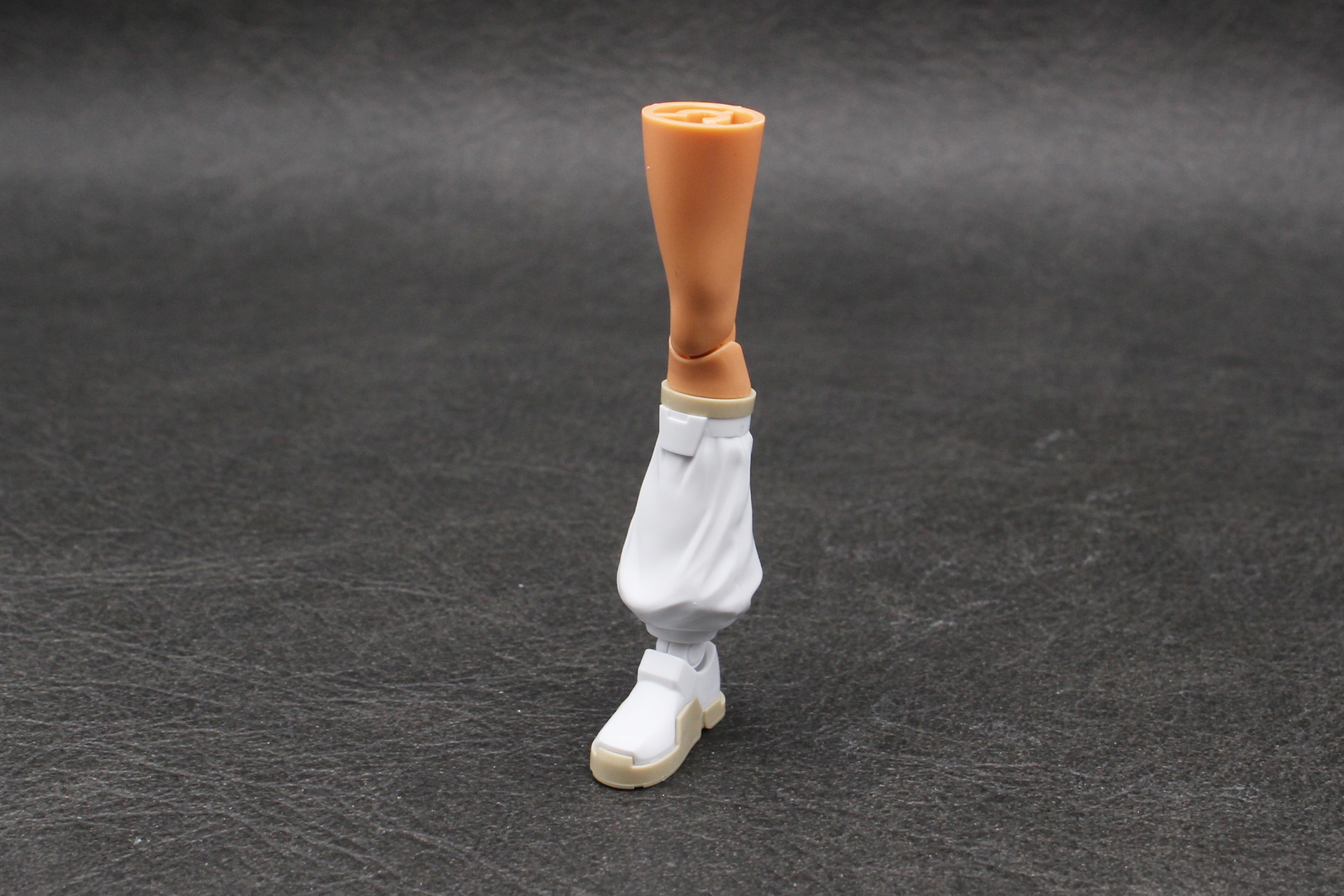 脛に足首と膝関節、太もも下部を取り付ける