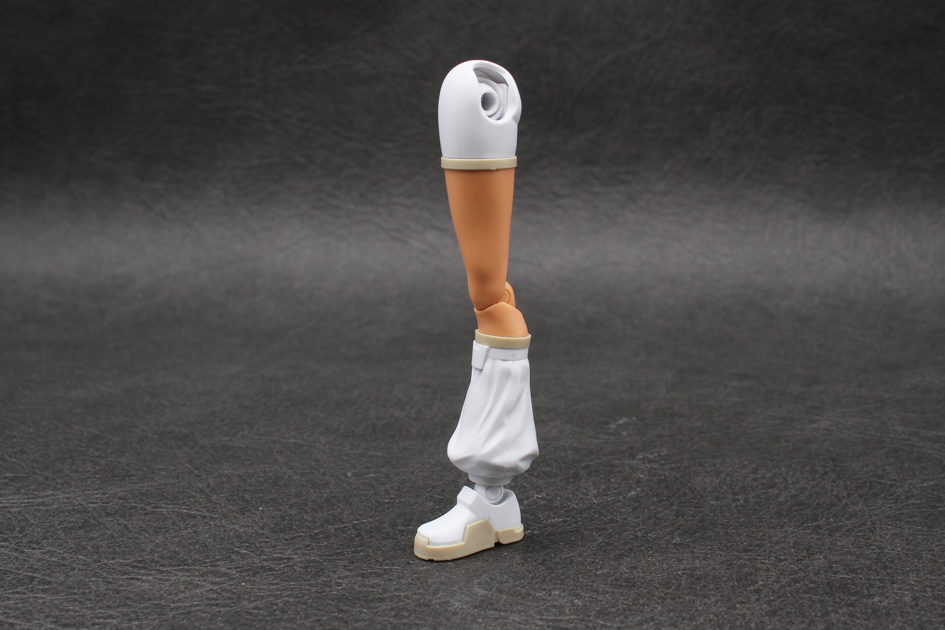 太もも上部のジョイントを組み立てて取り付けて右脚の完成