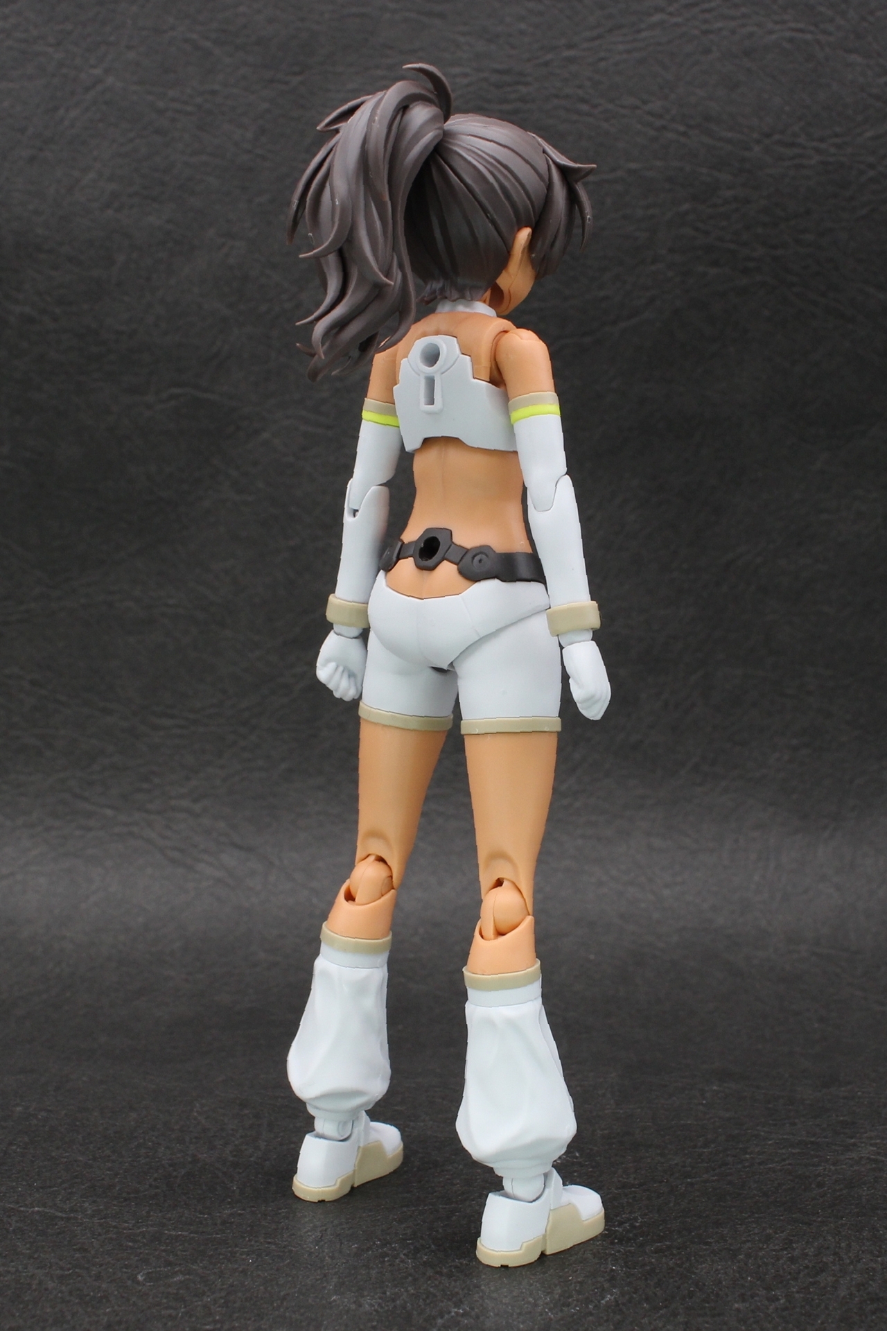 バックショット。腰周りの飾りはベルトのように見える