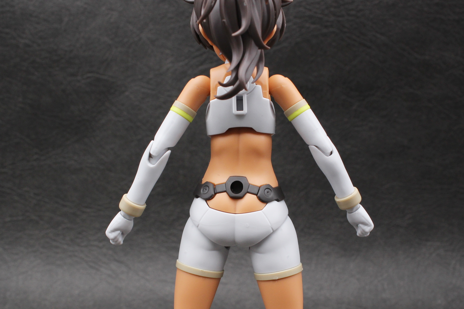 背中からヒップにかけてのラインにも注目