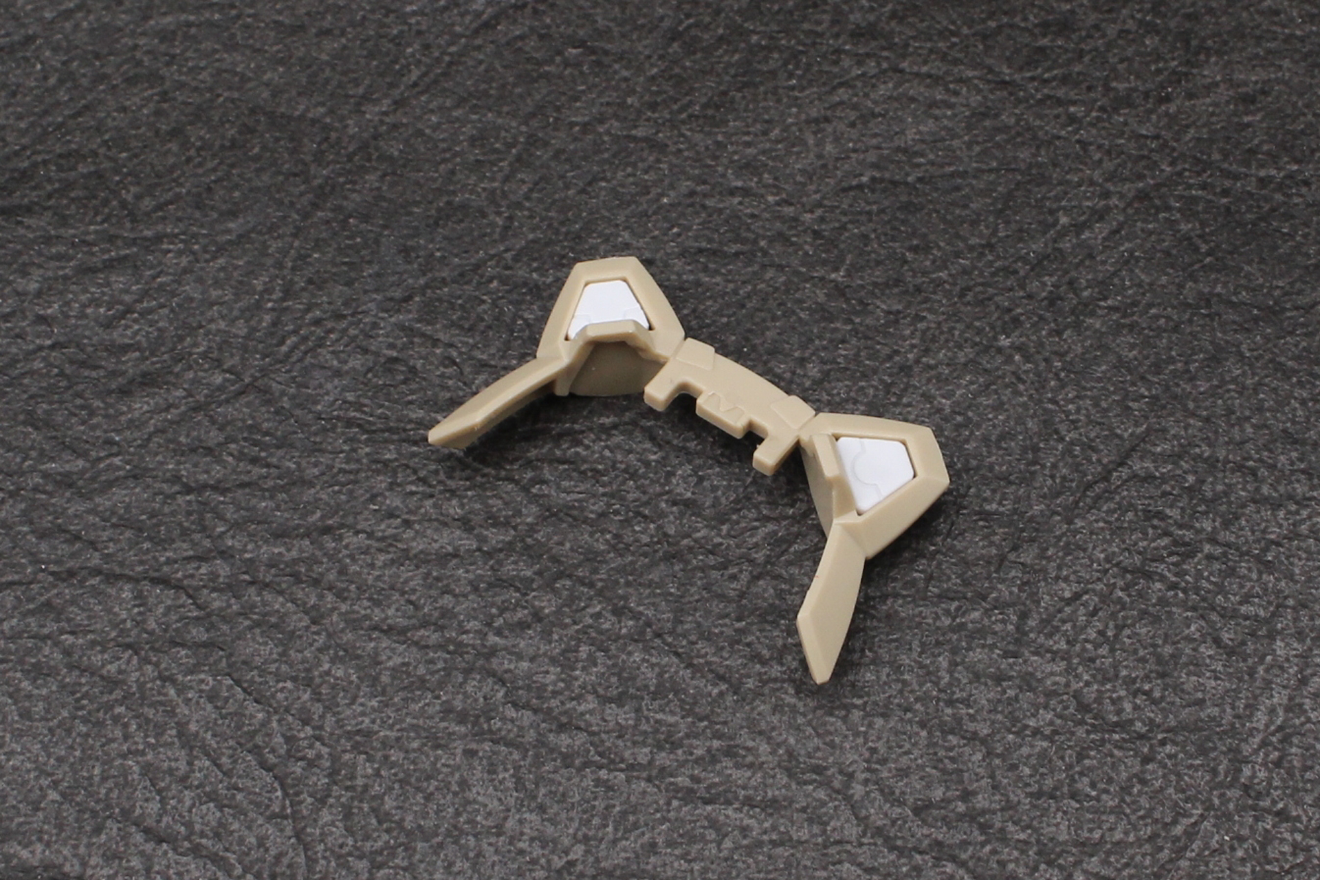 カチューシャの組み立て。耳に見える部分のパーツは裏にLRの表記があるので、それに従ってはめ込もう