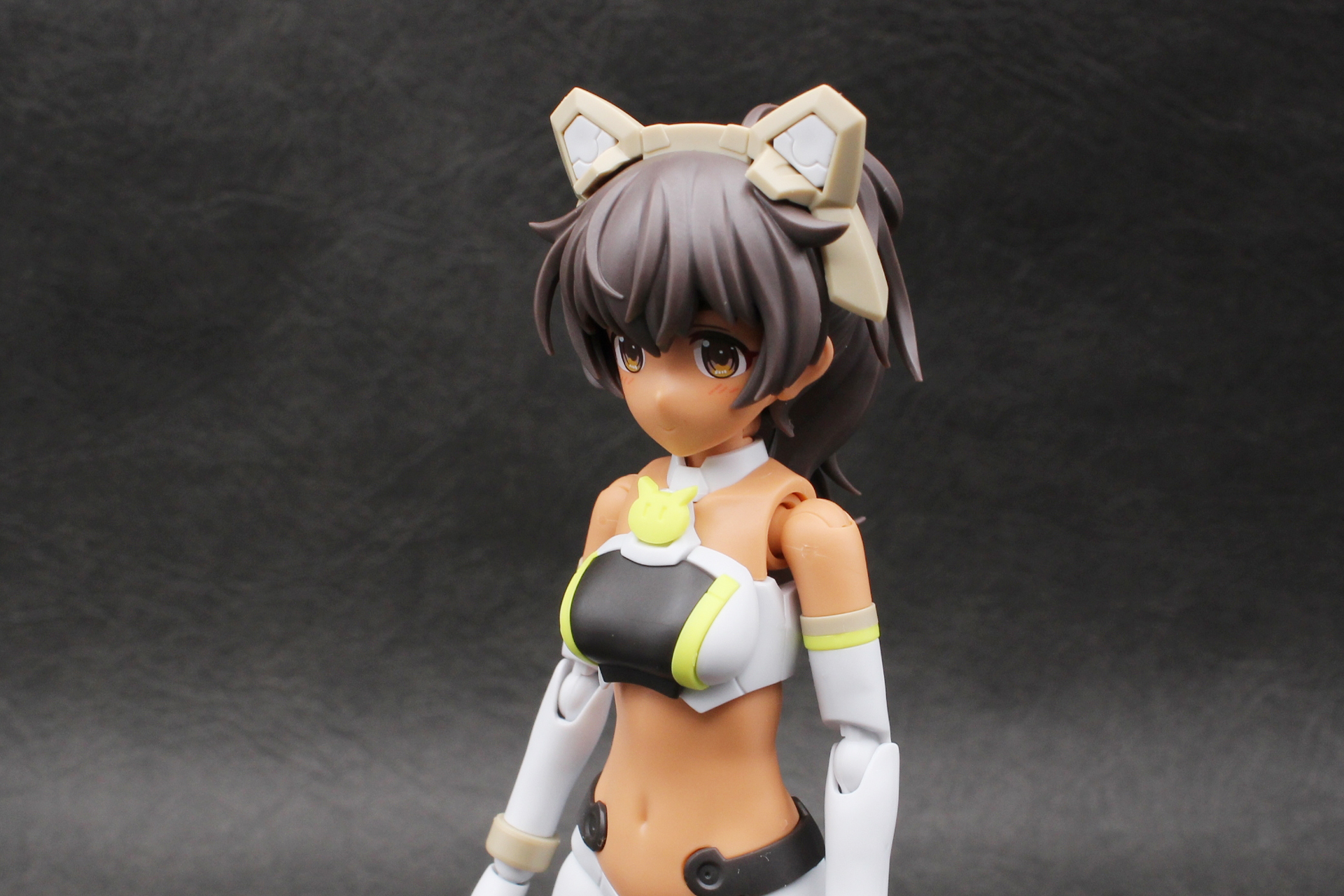 頭頂部のパーツを外して、カチューシャを取り付ける。説明書では前髪を外して交換することが推奨されている