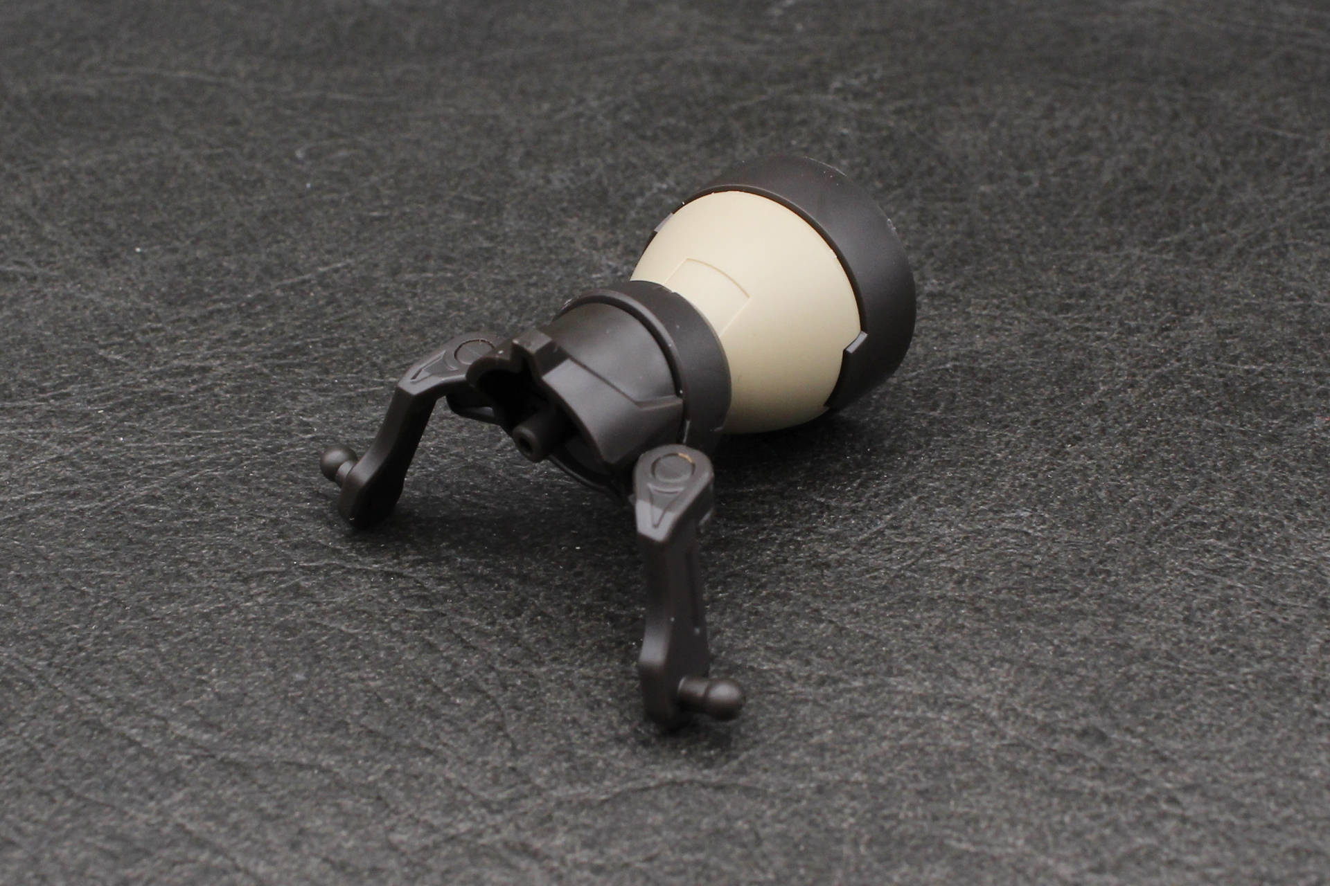 尻尾のパーツとアームを取り付ける。アームはスイング可動する設計